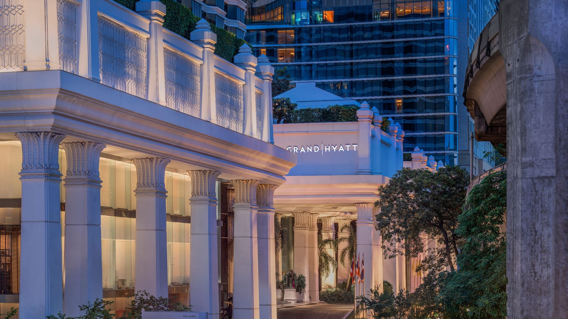 Grand Hyatt Erawan Bangkok Hotel Entrance Twilight