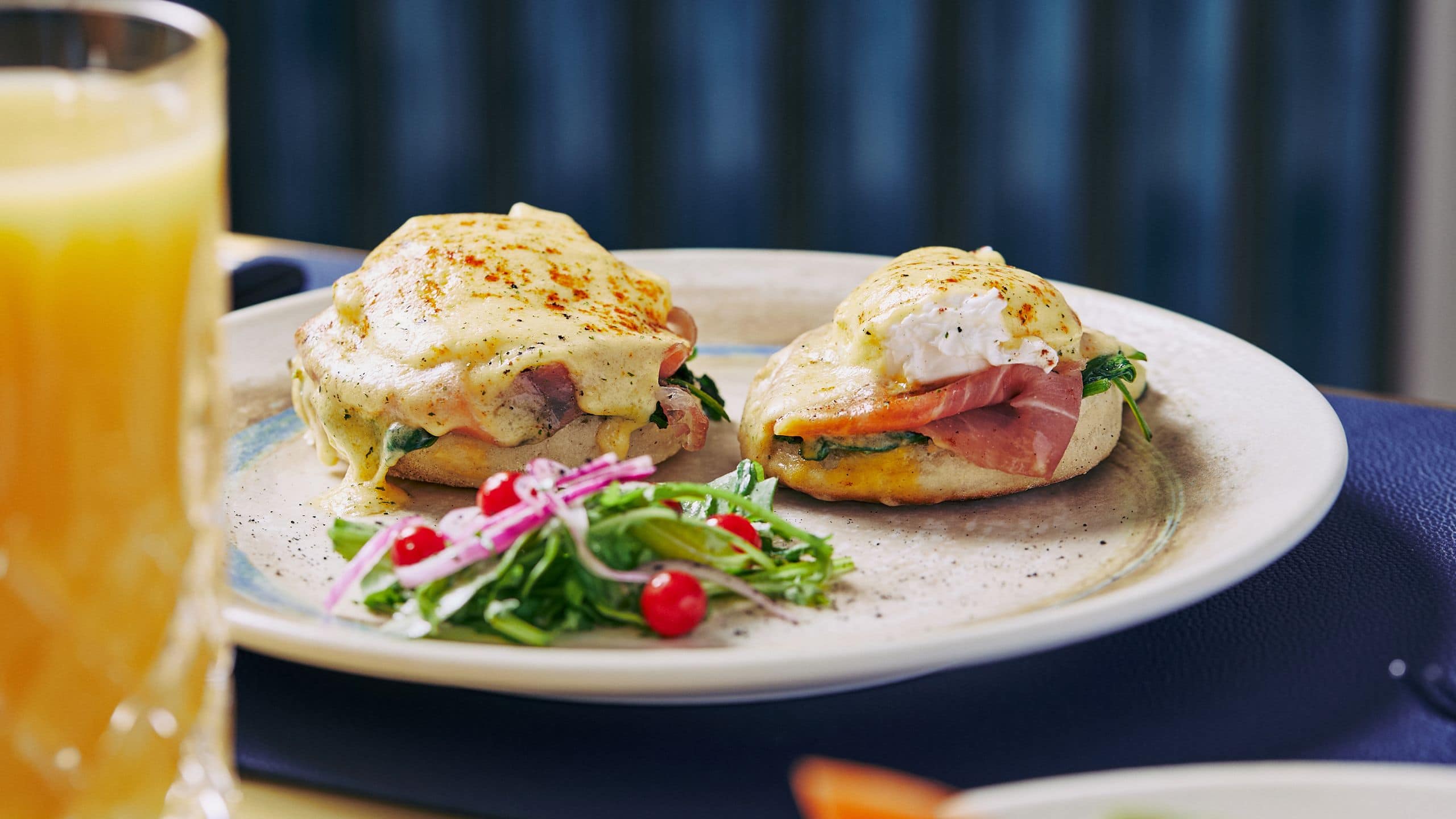 Hotel La Compañía del Valle Eggs Benedict Juice