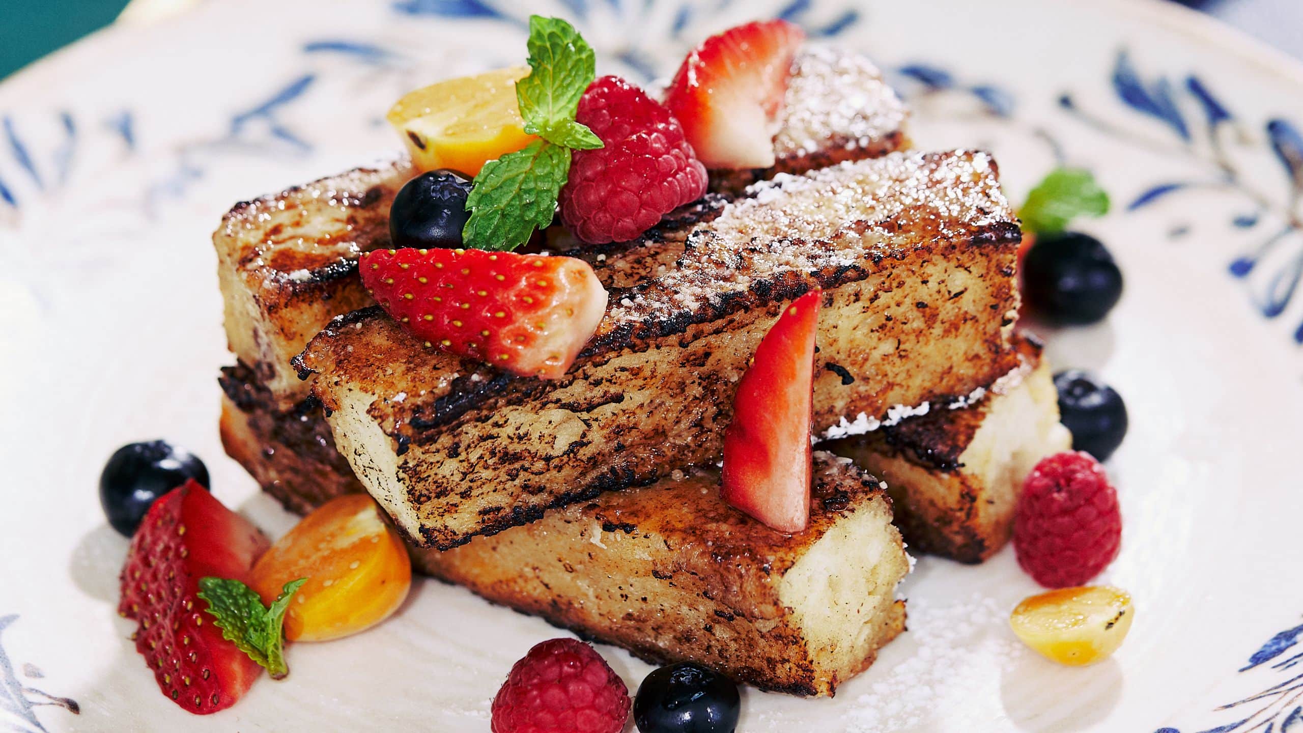 Hotel La Compañía del Valle Classic French Toast And Fruits