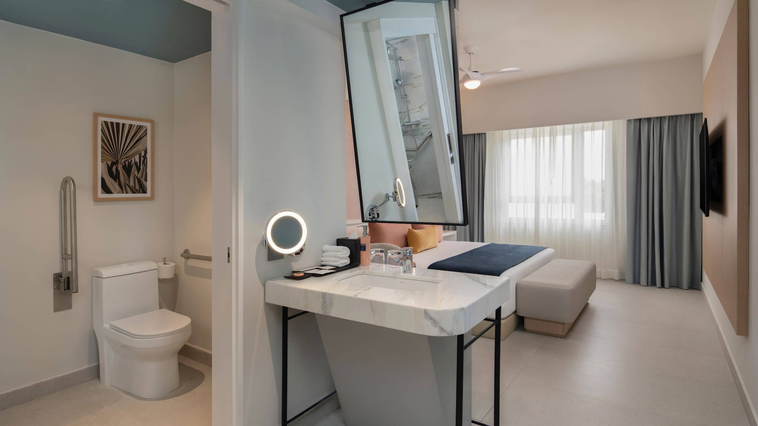 2 de 3 Royal Beach Hotel Punta Cana Accessible Bathroom Vanity