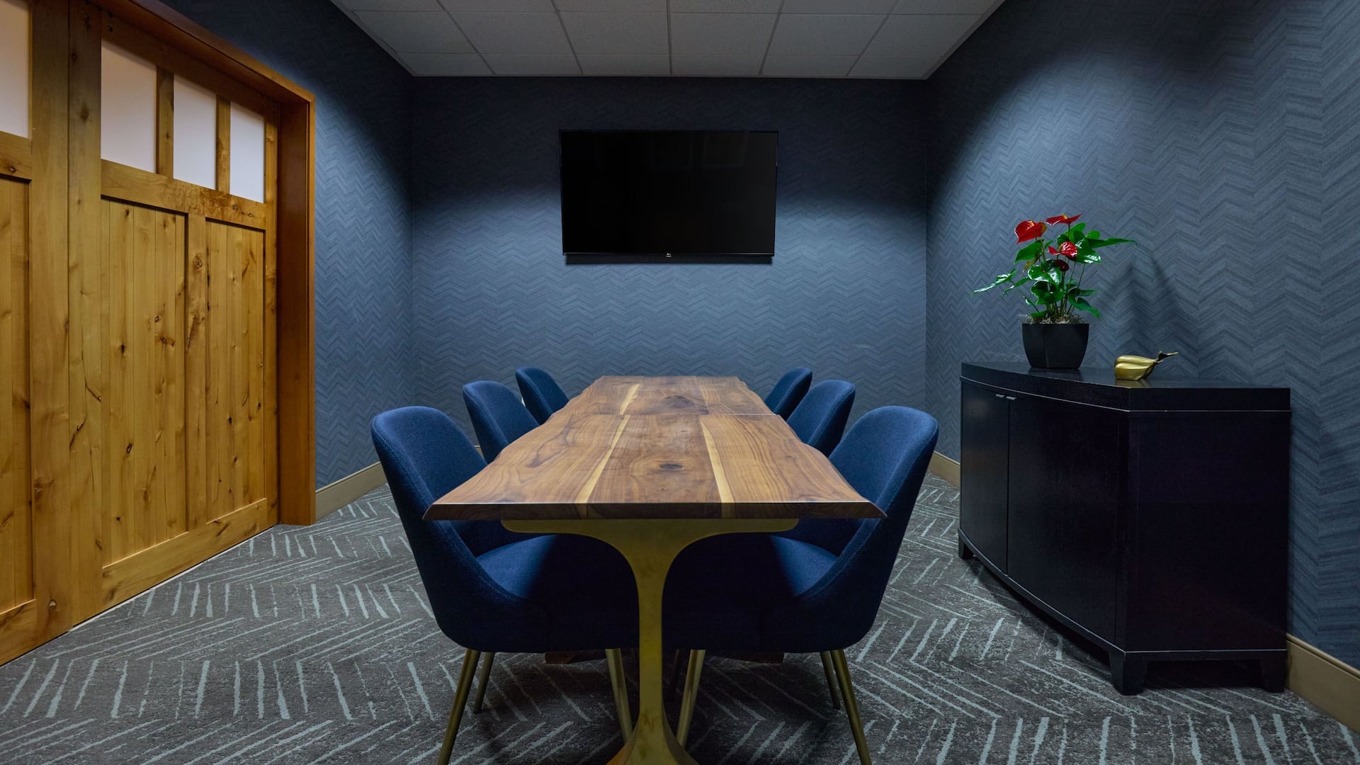 Hyatt House Seattle/Bellevue Boardroom With Tv Off