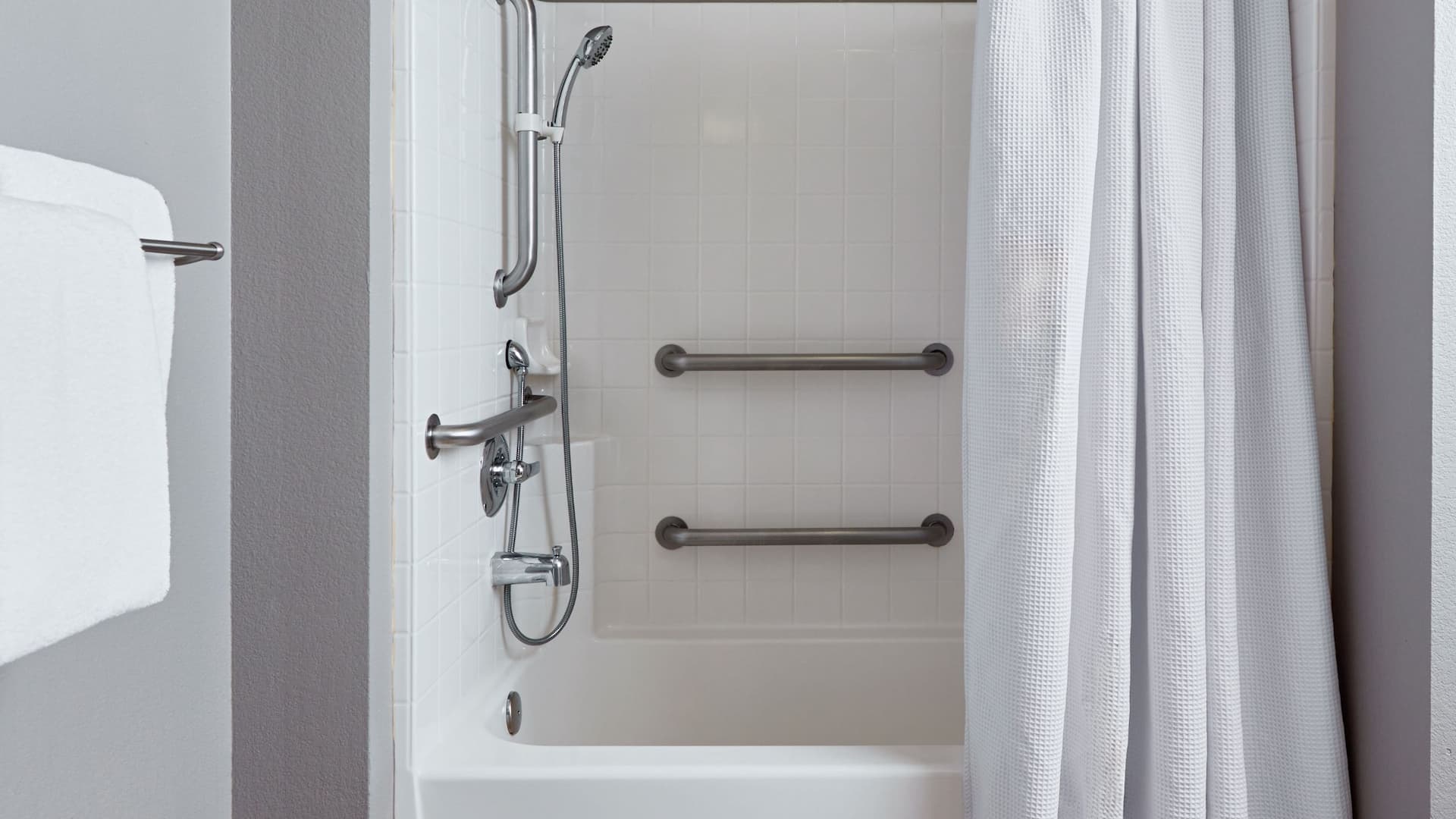 7 de 7 Hyatt House Seattle/Bellevue Ada Bathroom Tub