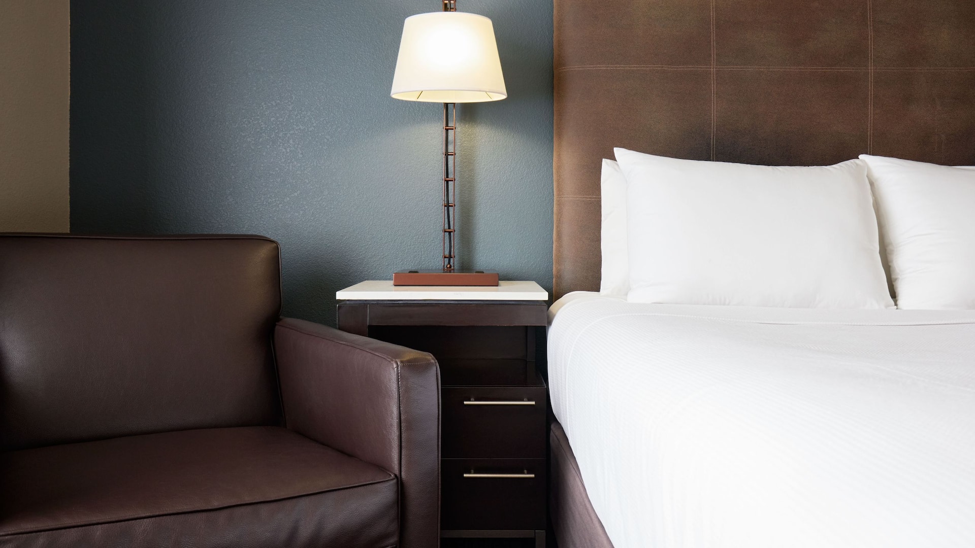 2 de 6 Hyatt House Seattle/Bellevue King Guest Room Chair