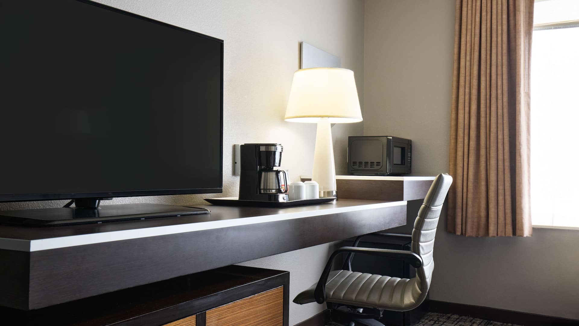 3 de 6 Hyatt House Seattle/Bellevue King Guest Room Desk