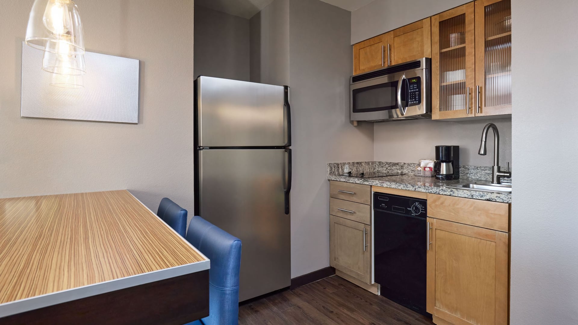 2 de 7 Hyatt House Seattle/Bellevue Studio King Kitchen Area