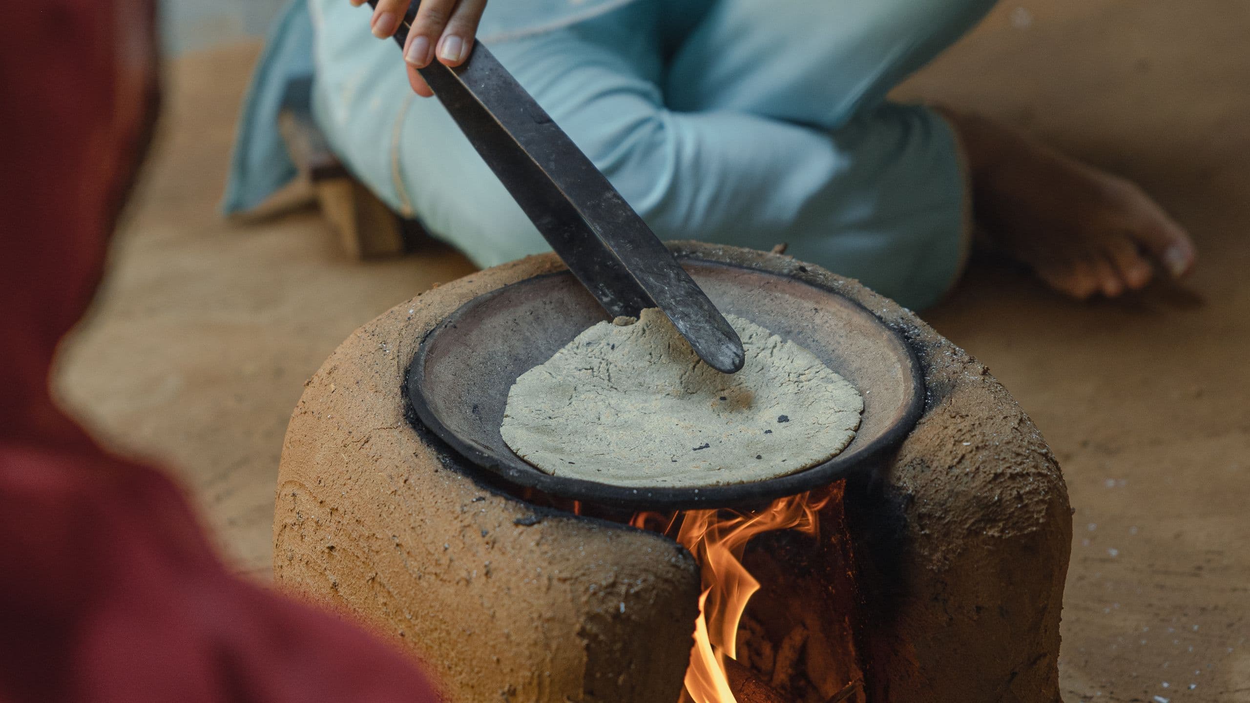 Alila Fort Bishangarh Daya Ki Rasoi Guest Preparing Bajra Roti