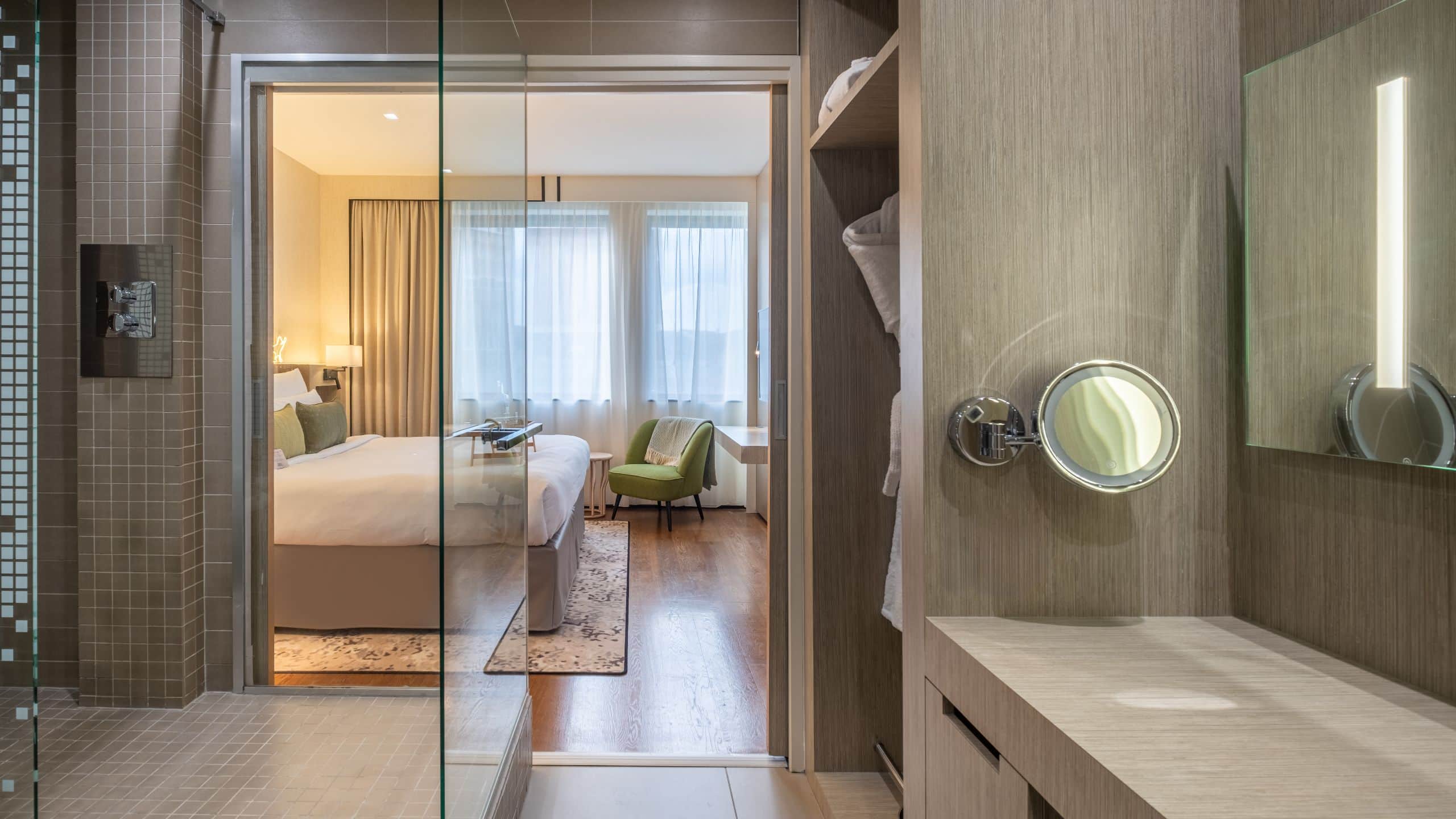 3 de 6 FirstName Toulouse Guestroom King Bathroom