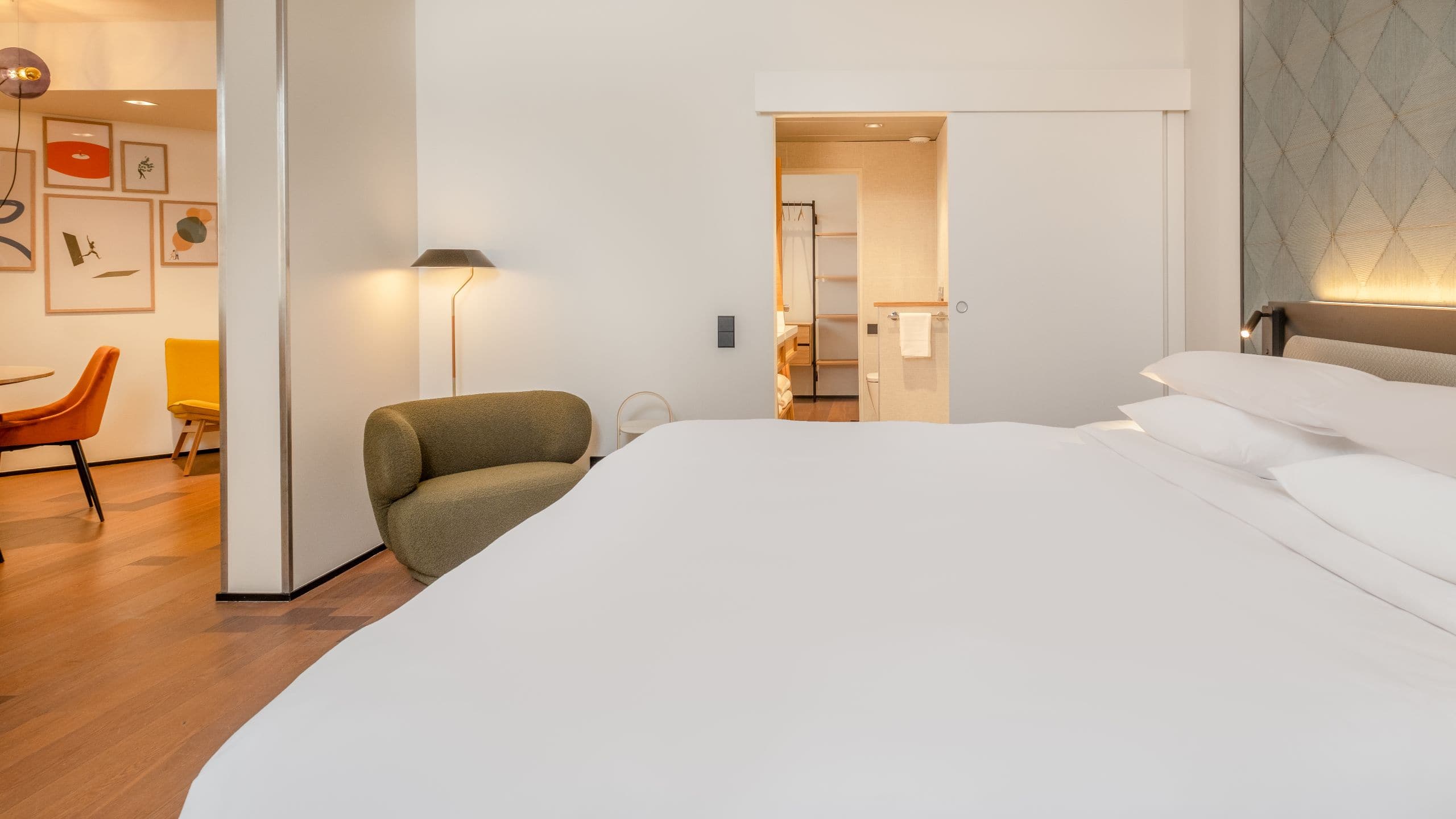 1 de 7 FirstName Toulouse Guestroom King Bed With Bathroom Entrance