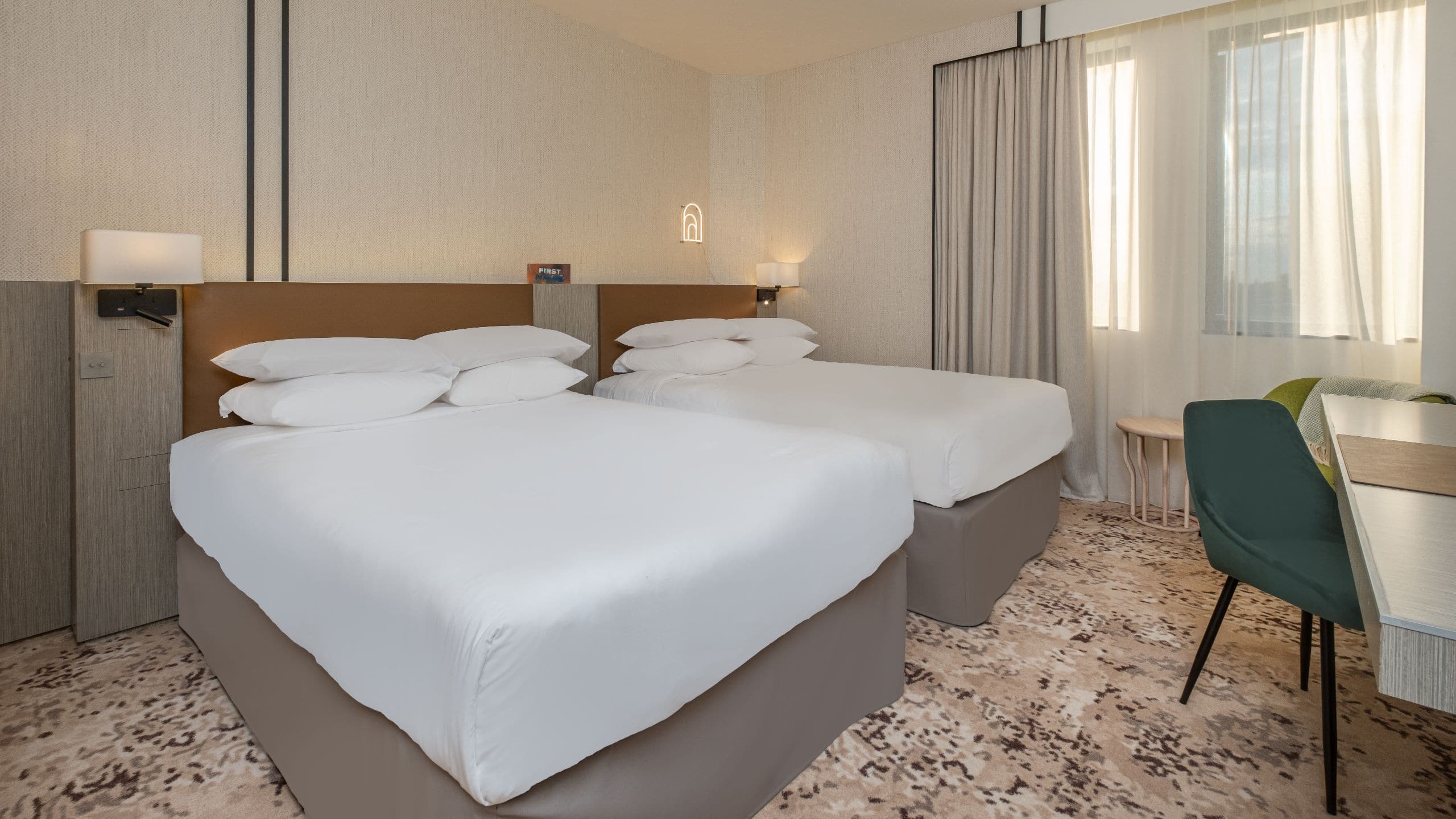 2 de 5 FirstName Toulouse Guestroom Twin Beds