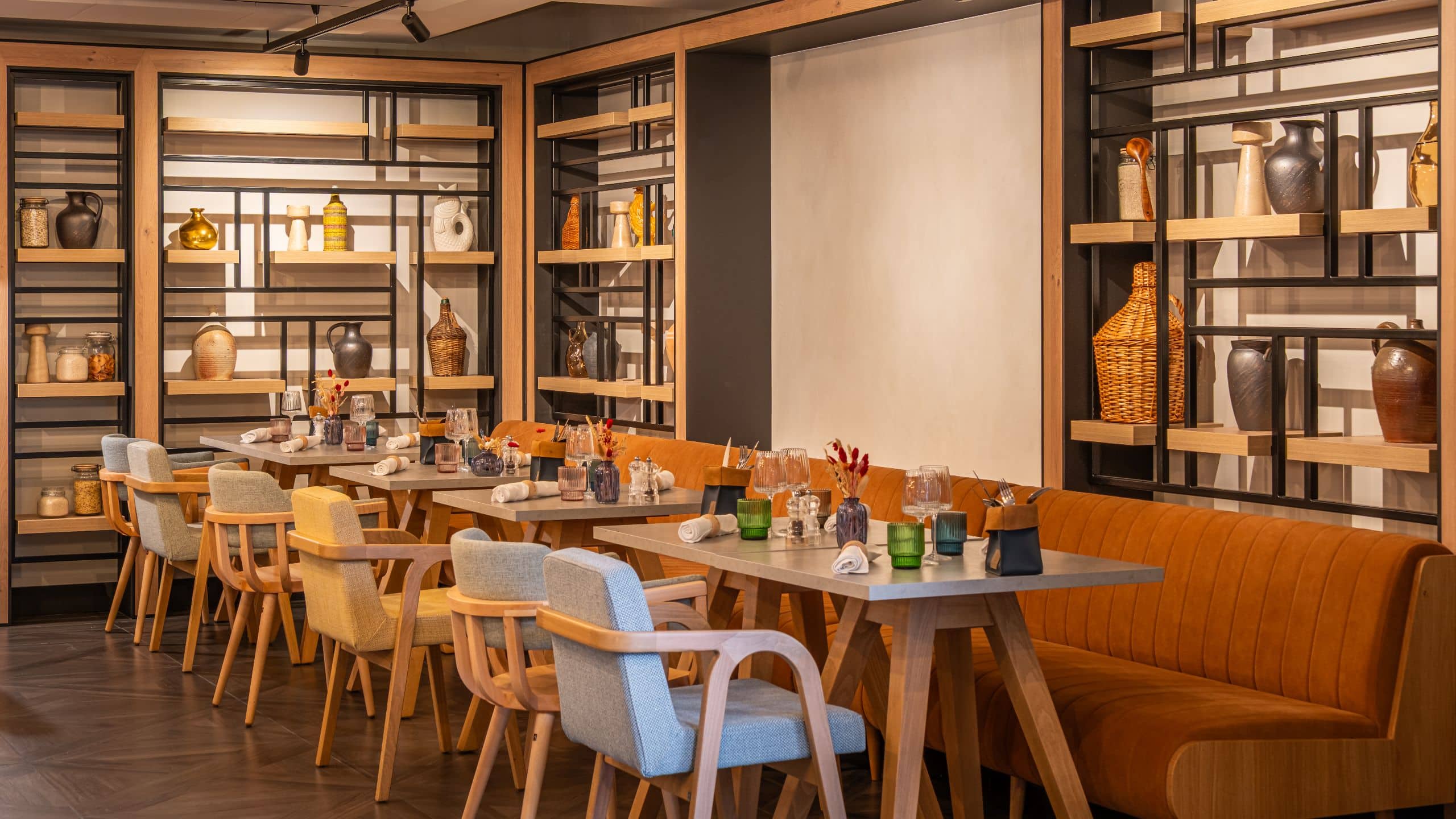 FirstName Toulouse Dining Outlet Seating Arragements