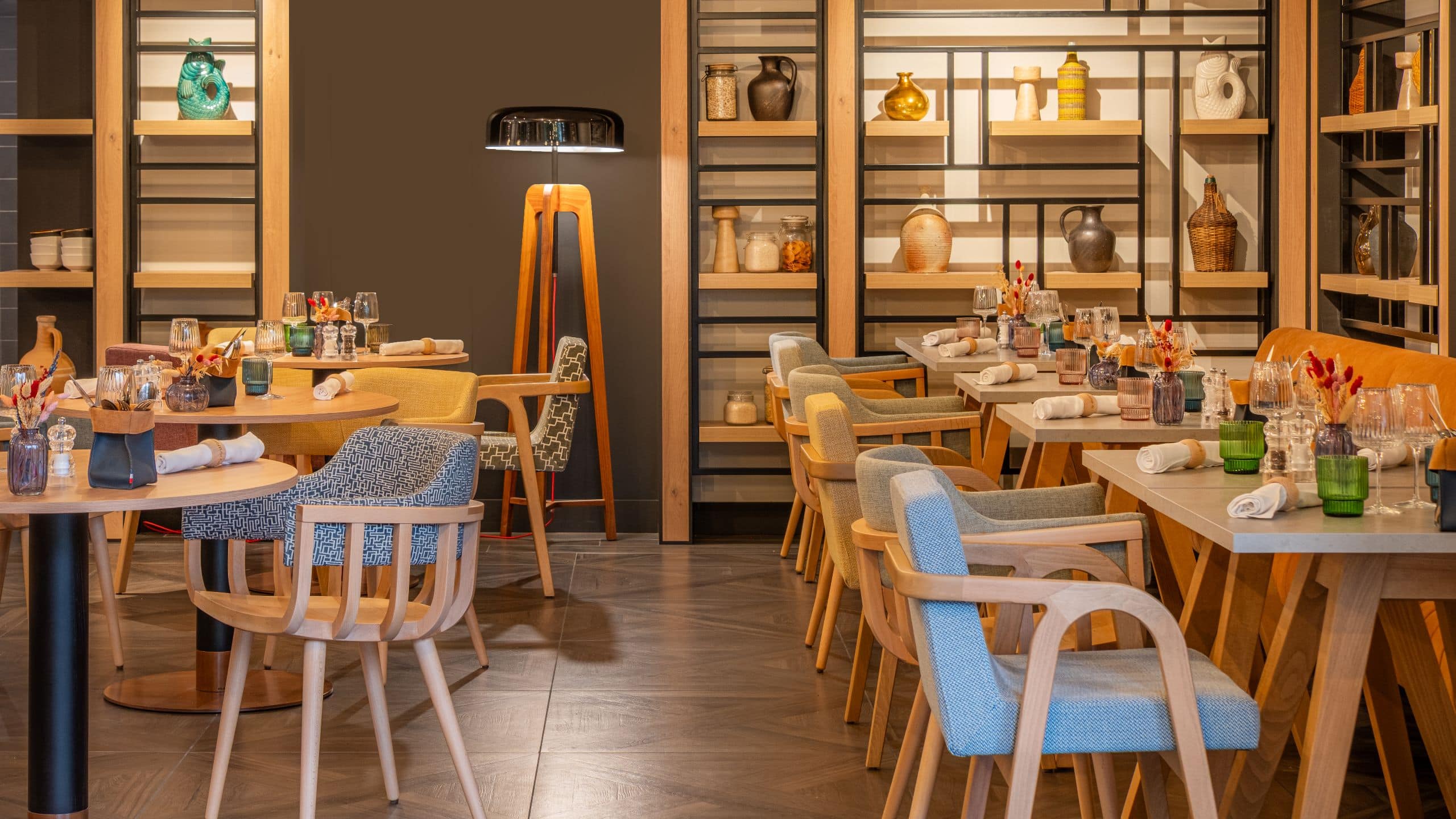 FirstName Toulouse Restaurant Seating With A Lamp