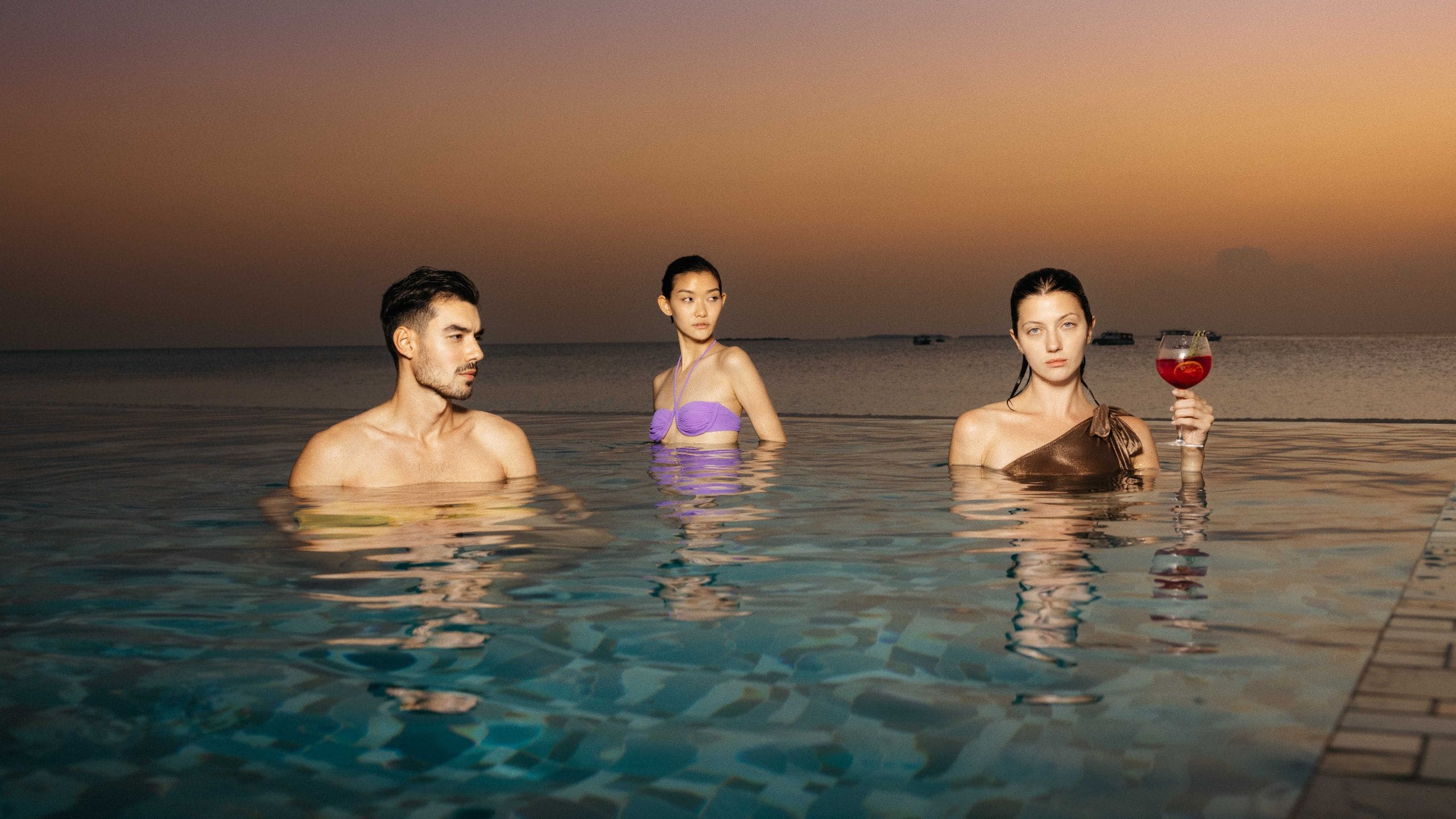 1 из 1 The Standard, Maldives Lifestyle Group Of Friends Pool Evening Sunset