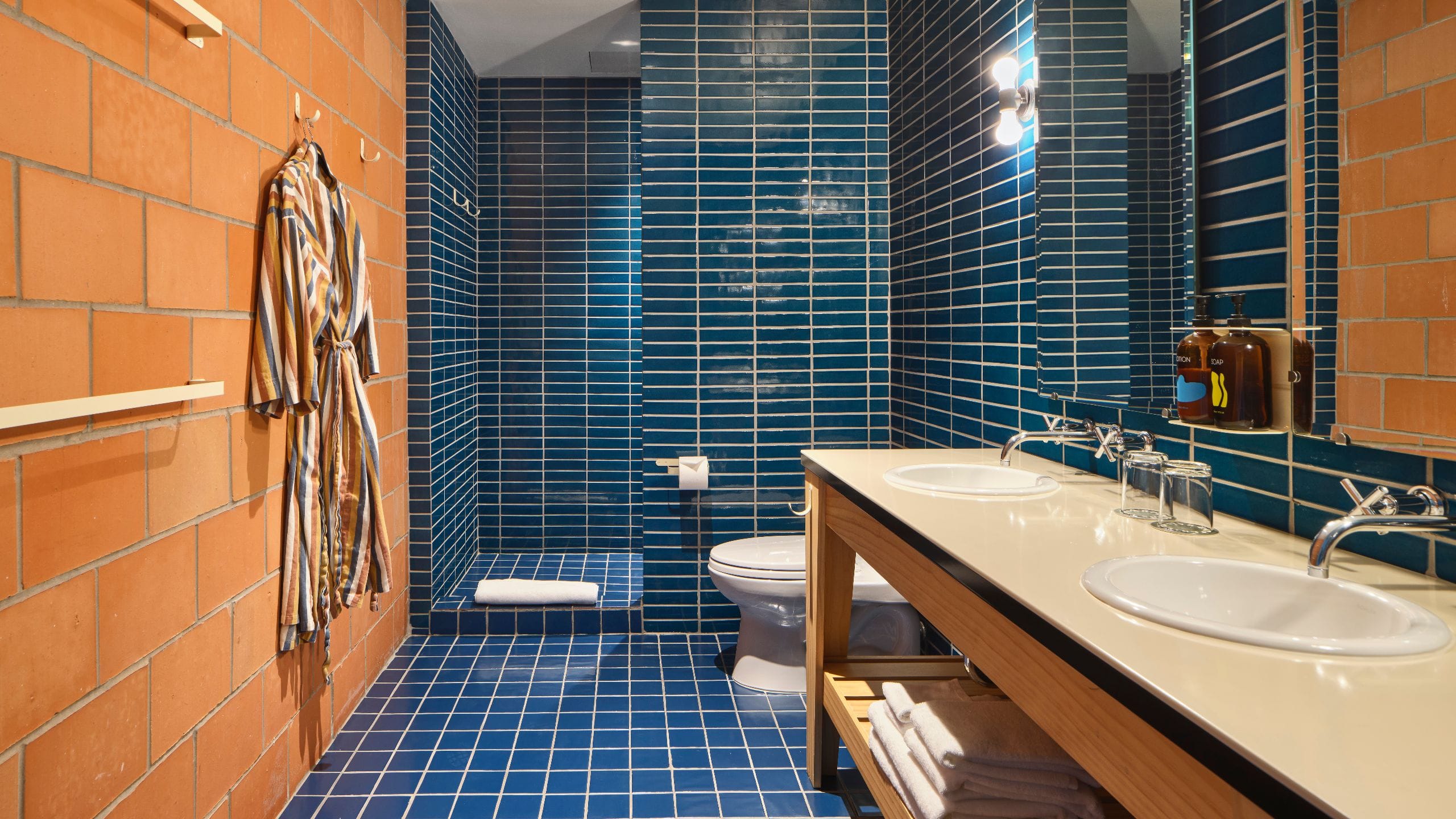 第 2，共 4 Carpenter Hotel, Bunkhouse Hotels Large King Bathroom