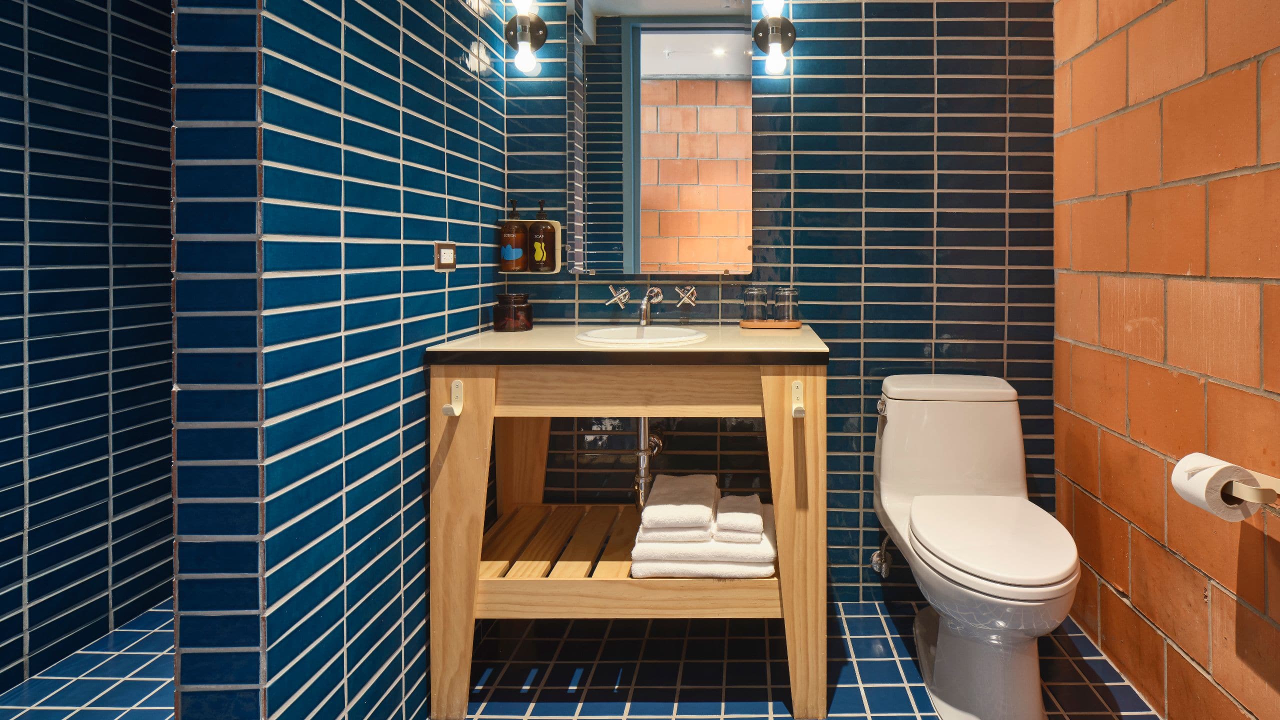 第 2，共 4 Carpenter Hotel, Bunkhouse Hotels Simple Queen Bathroom