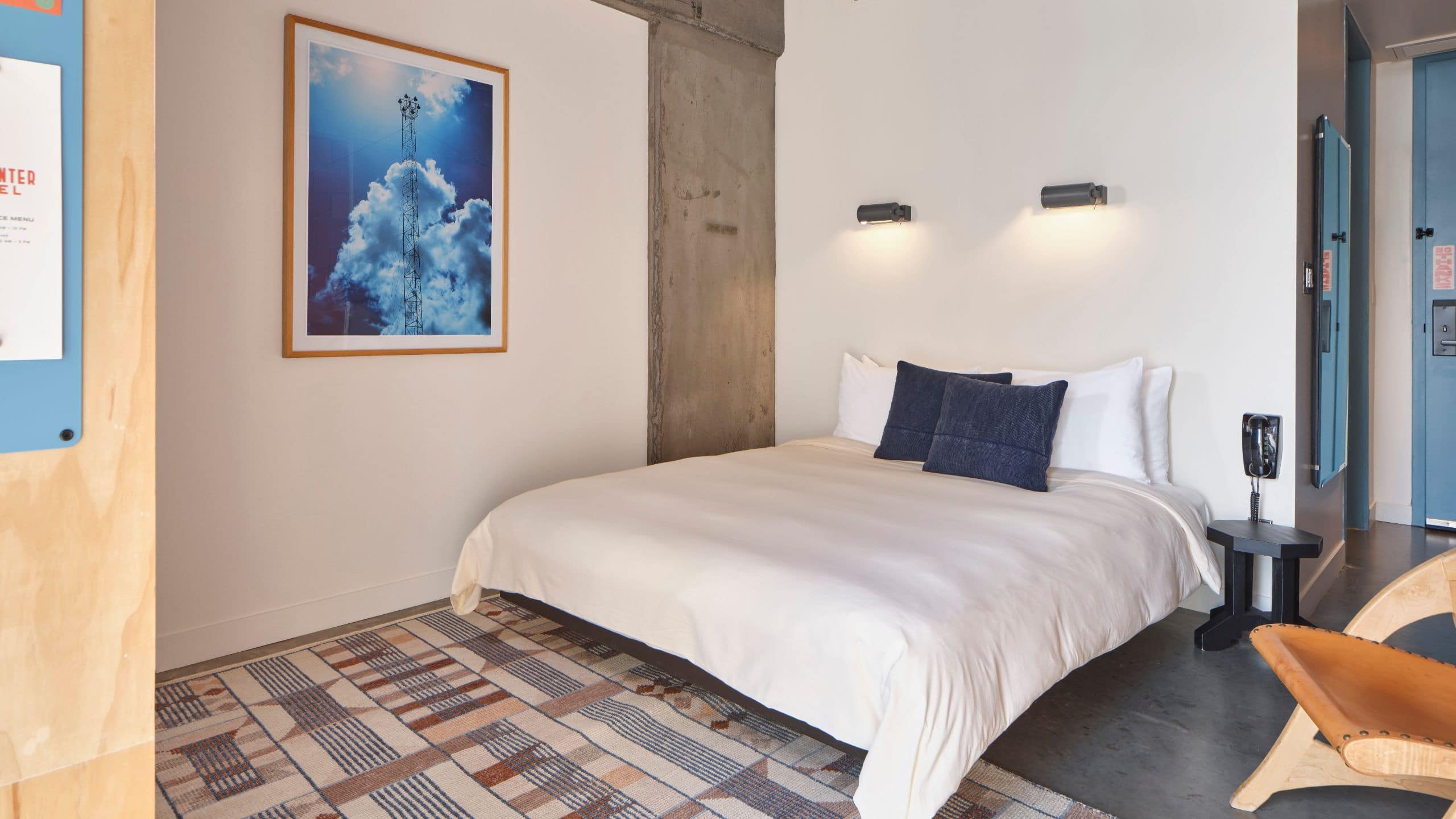第 3，共 4 Carpenter Hotel, Bunkhouse Hotels Simple Queen Facing Bed