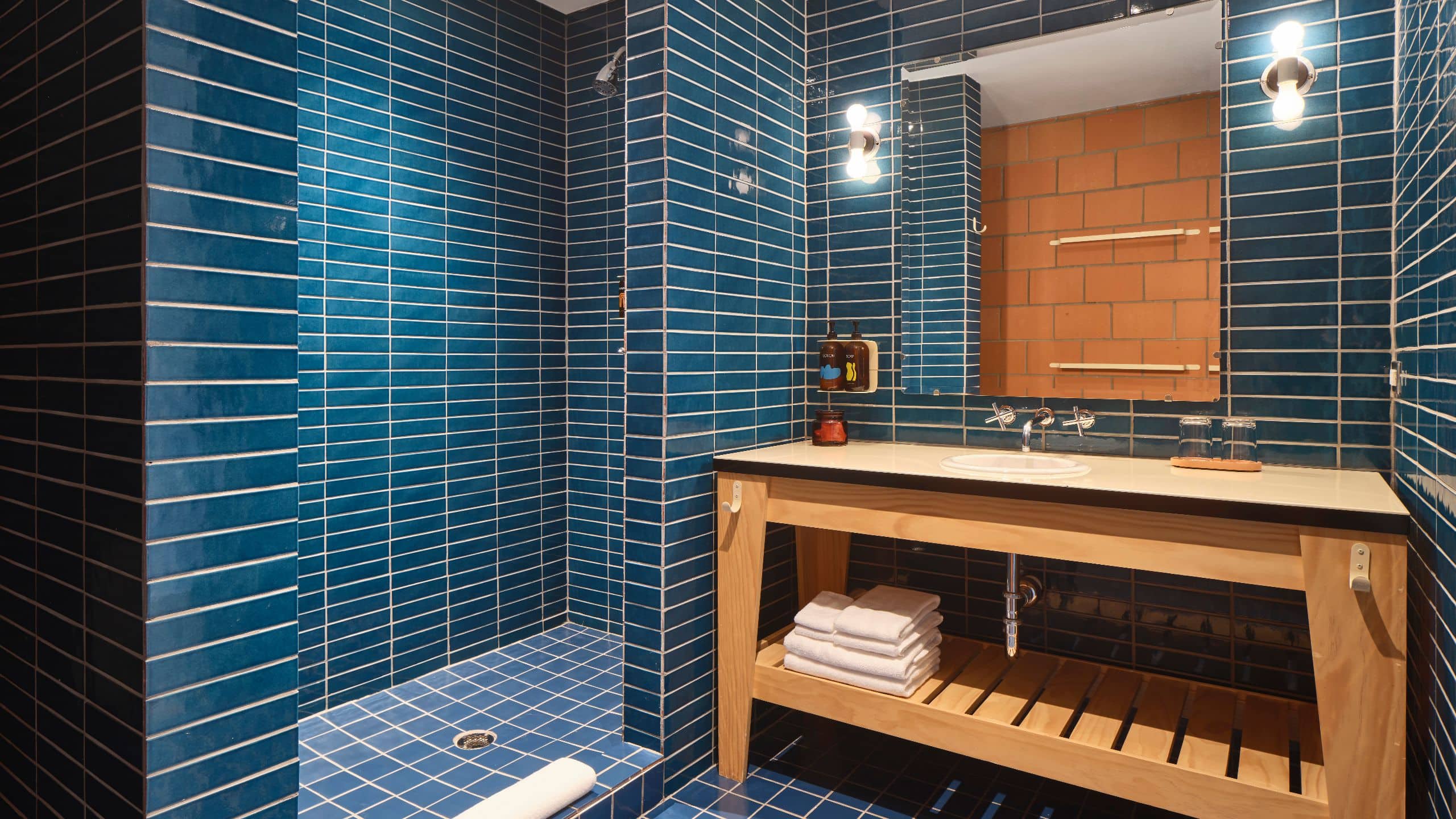 第 4，共 4 Carpenter Hotel, Bunkhouse Hotels Standard King Bathroom