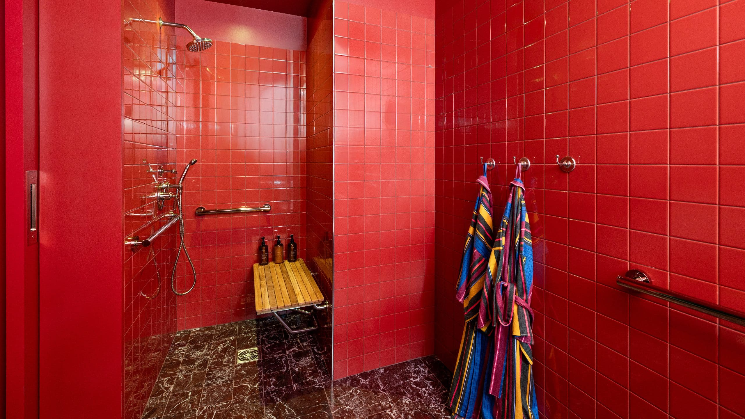 3 de 3 Hotel Saint Augustine, Bunkhouse Hotels Petite Queen Accessible Bathroom