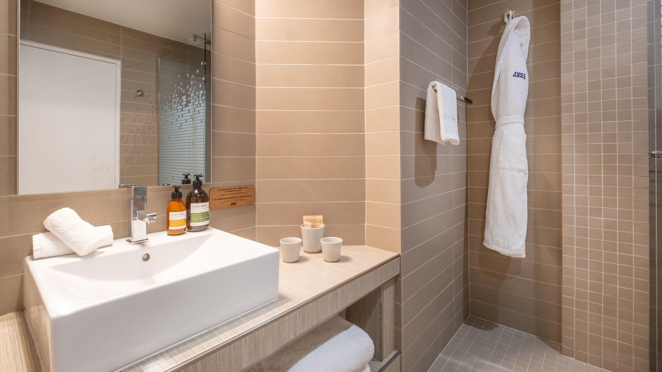 5 de 8 FirstName Toulouse Guestroom Bathroom Vanity With Bathrobe