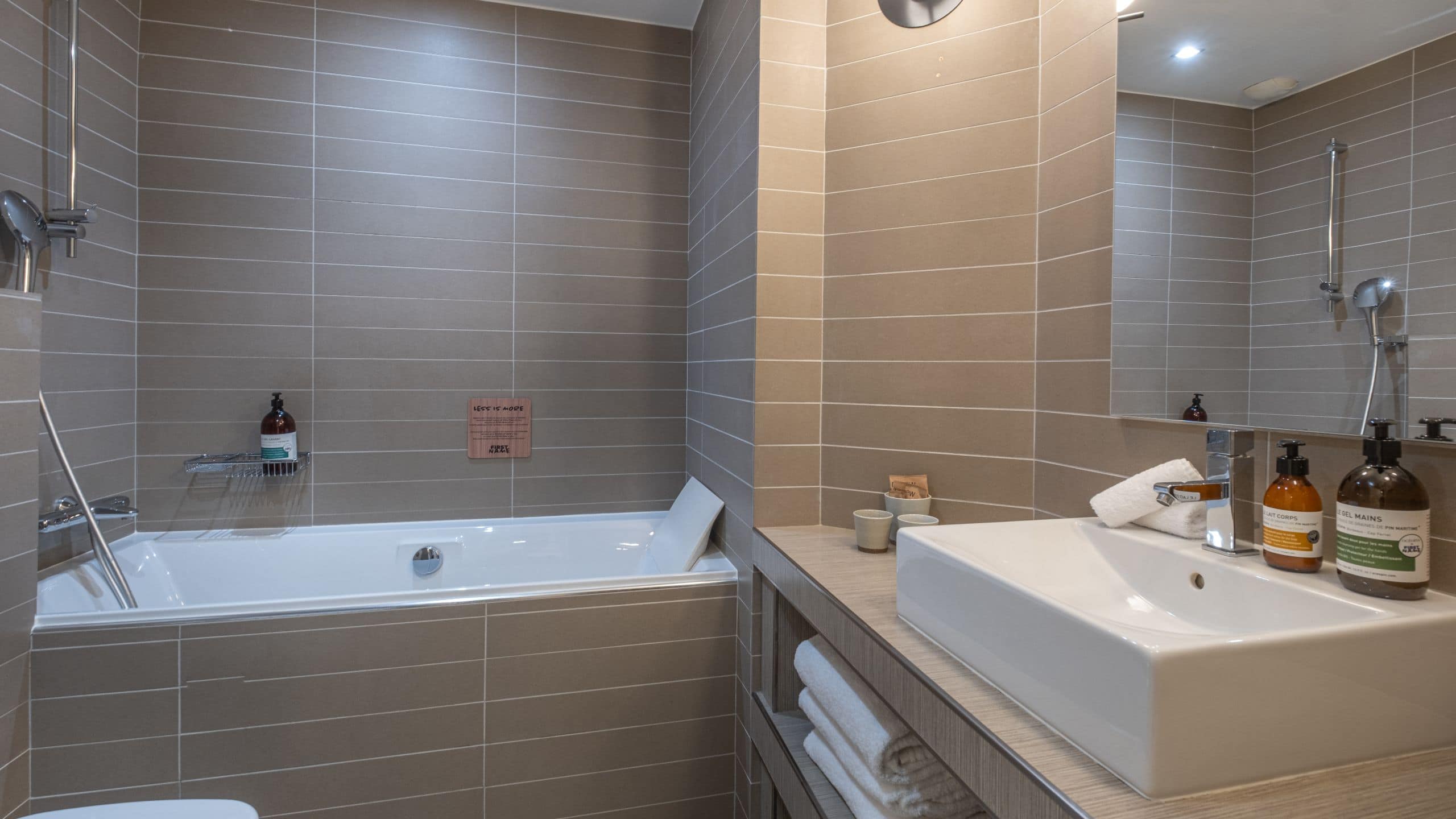 5 de 5 FirstName Toulouse Guestroom Bathroom With Bath Tub