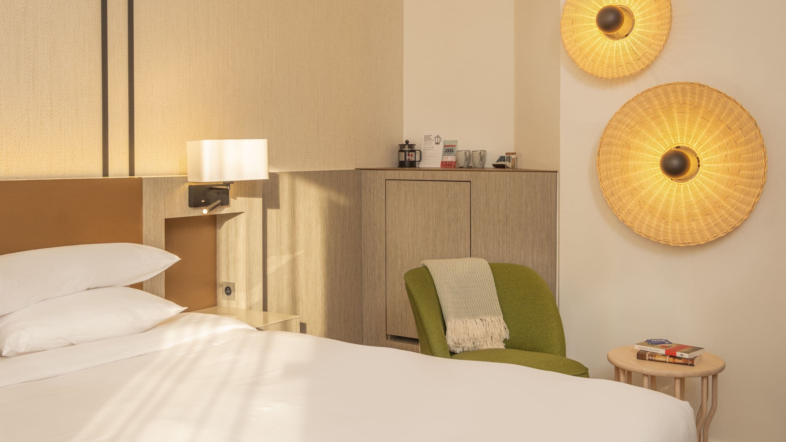 6 de 8 FirstName Toulouse Guestroom Deluxe Bed Detail