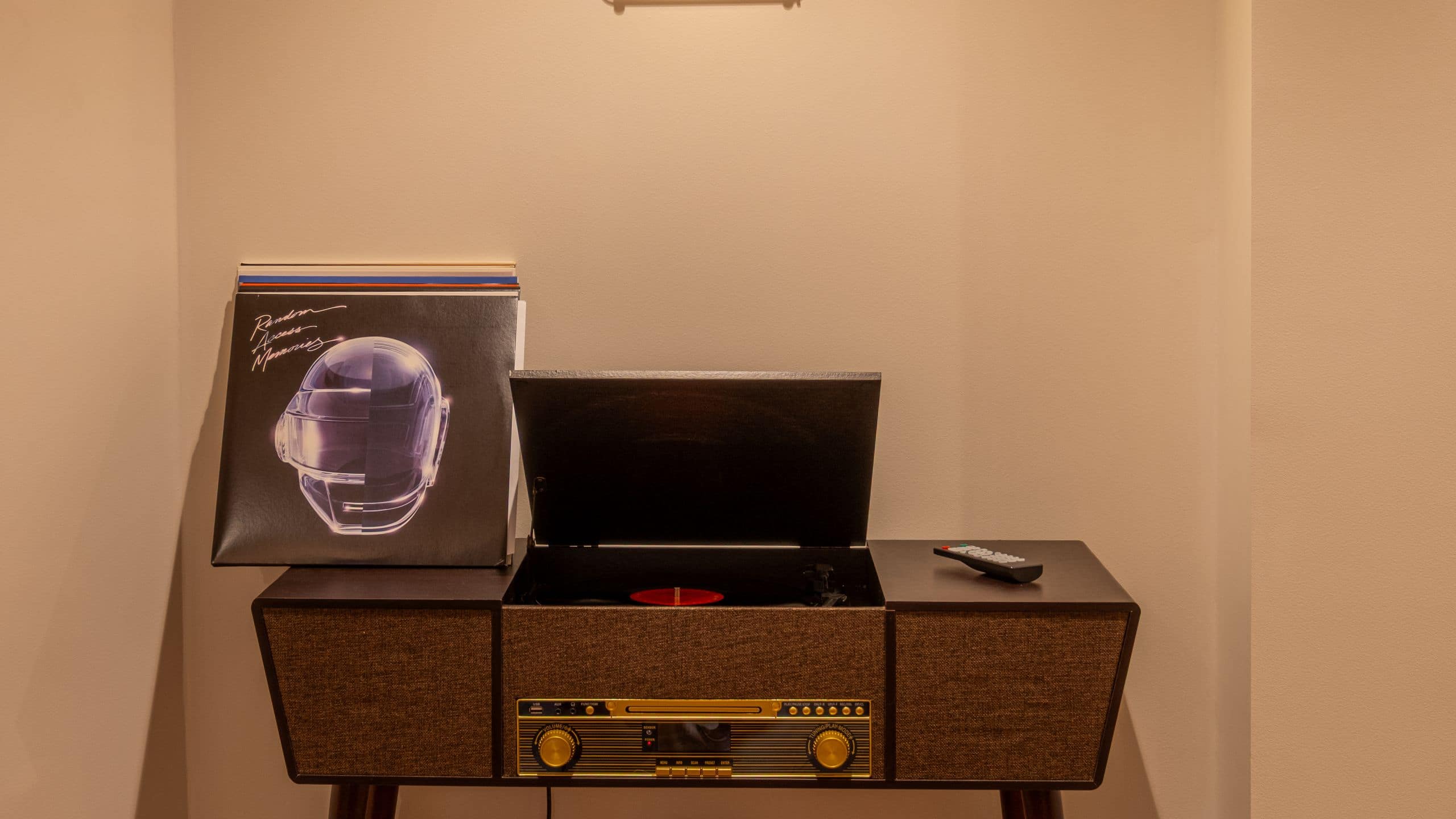 7 de 7 FirstName Toulouse Suite Amenity Audio Player