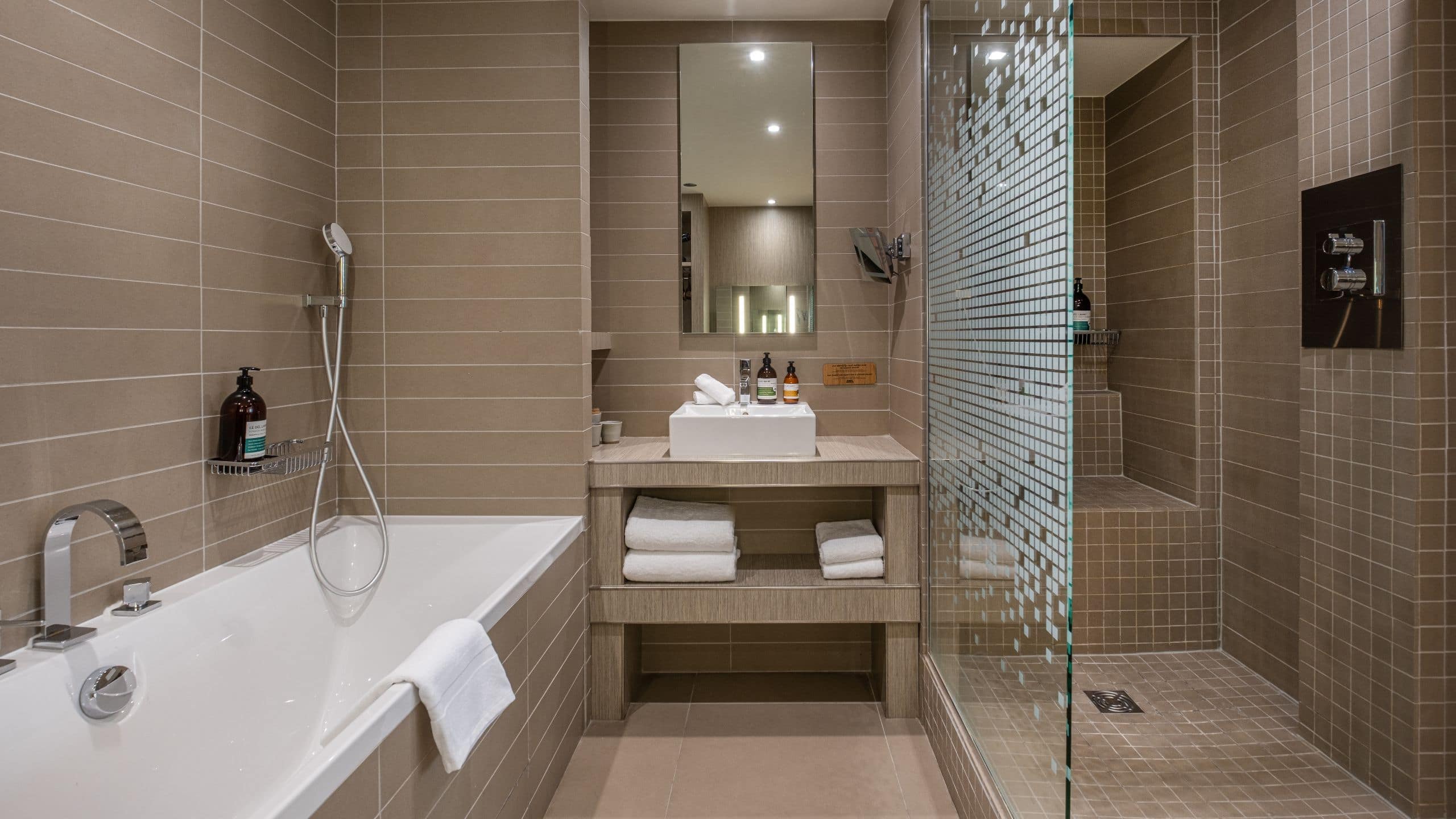 4 de 6 FirstName Toulouse Suite Bathroom With Tub And Shower