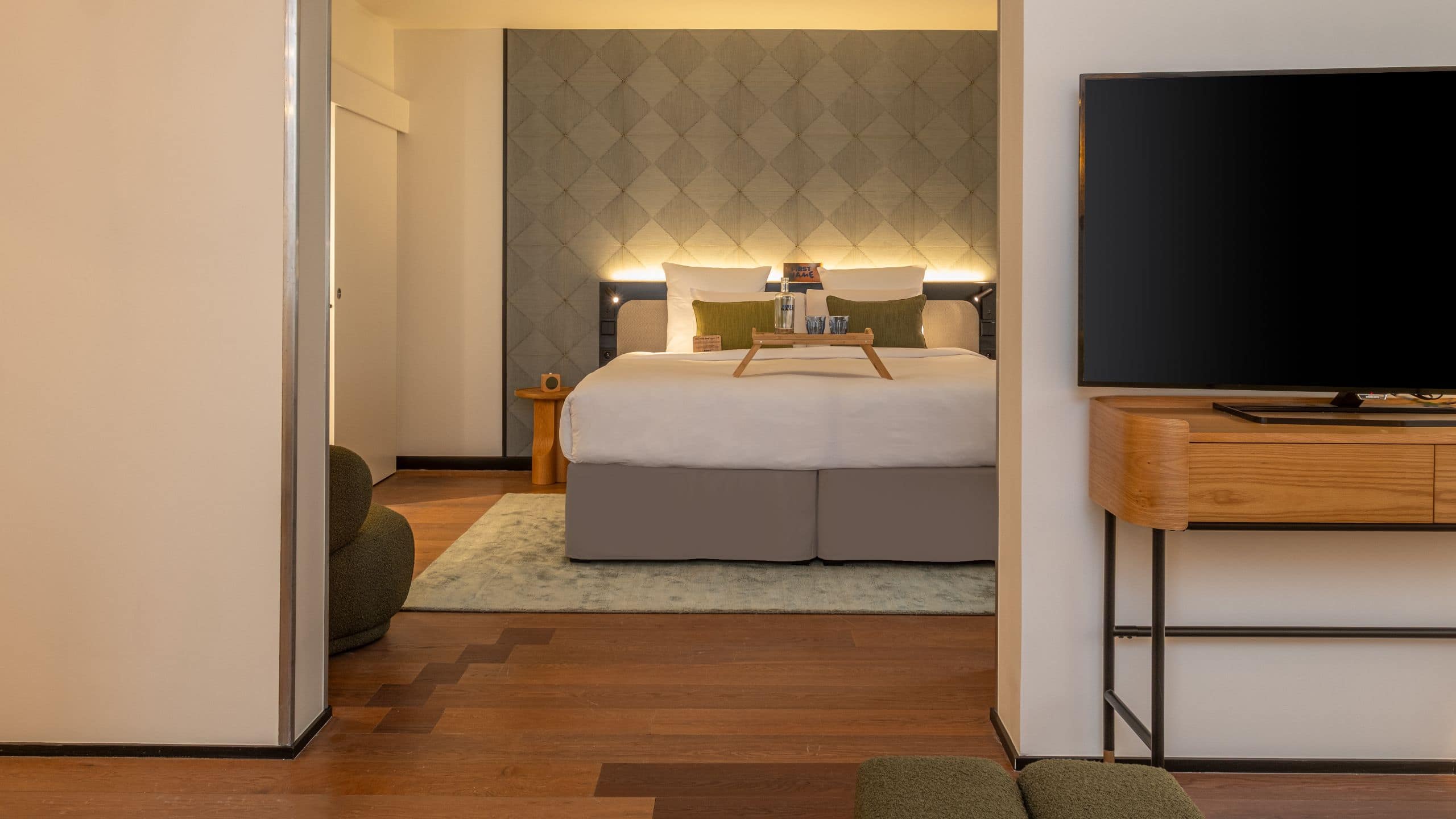 2 de 7 FirstName Toulouse Suite Bedroom Vie From Living Room