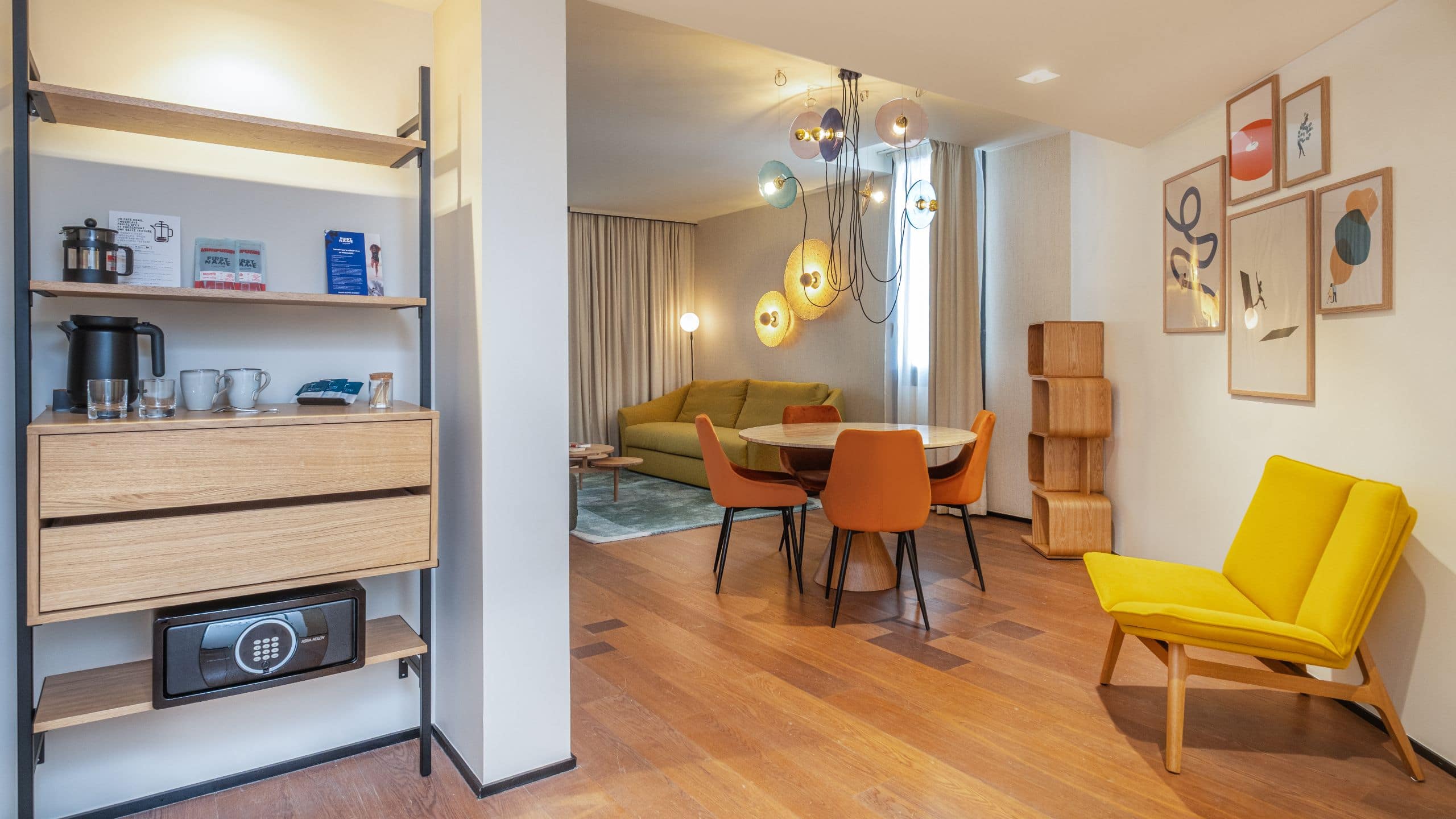 4 de 7 FirstName Toulouse Suite Living Area With A Minibar