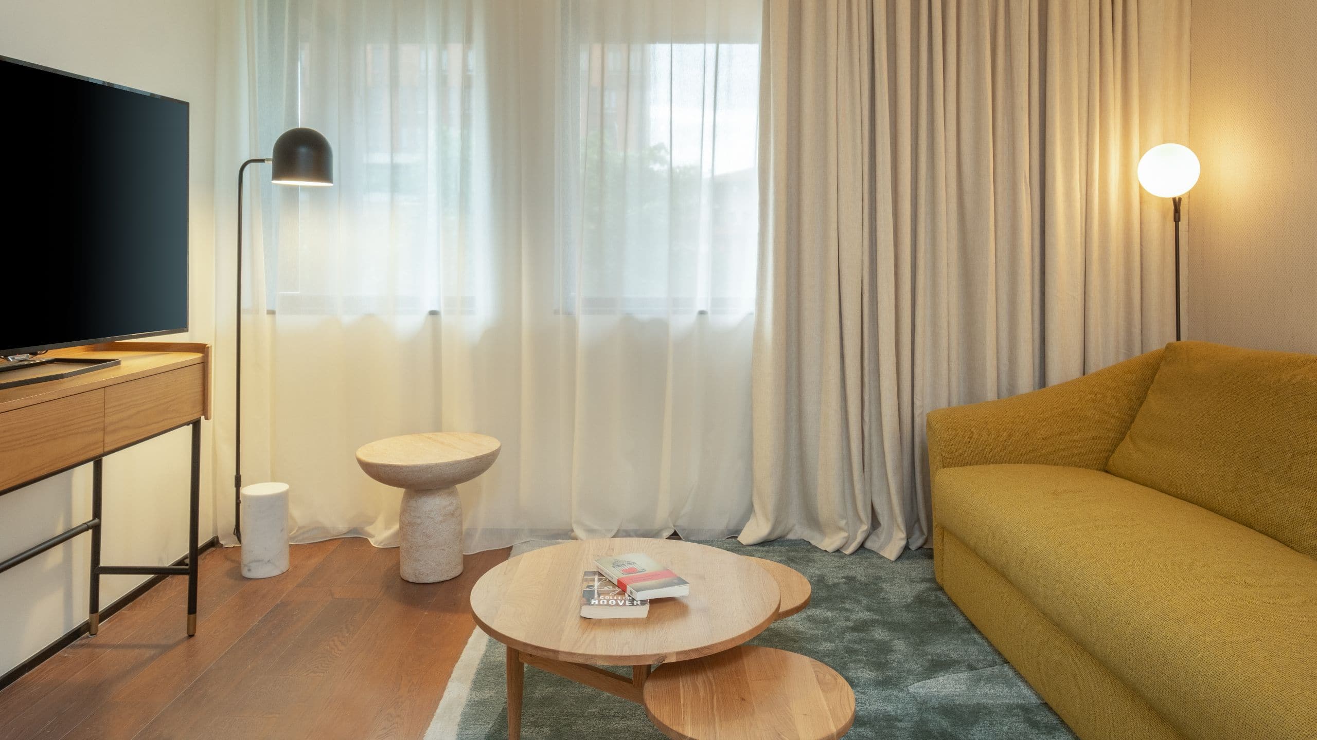 5 de 7 FirstName Toulouse Suite Living Room With Sofa
