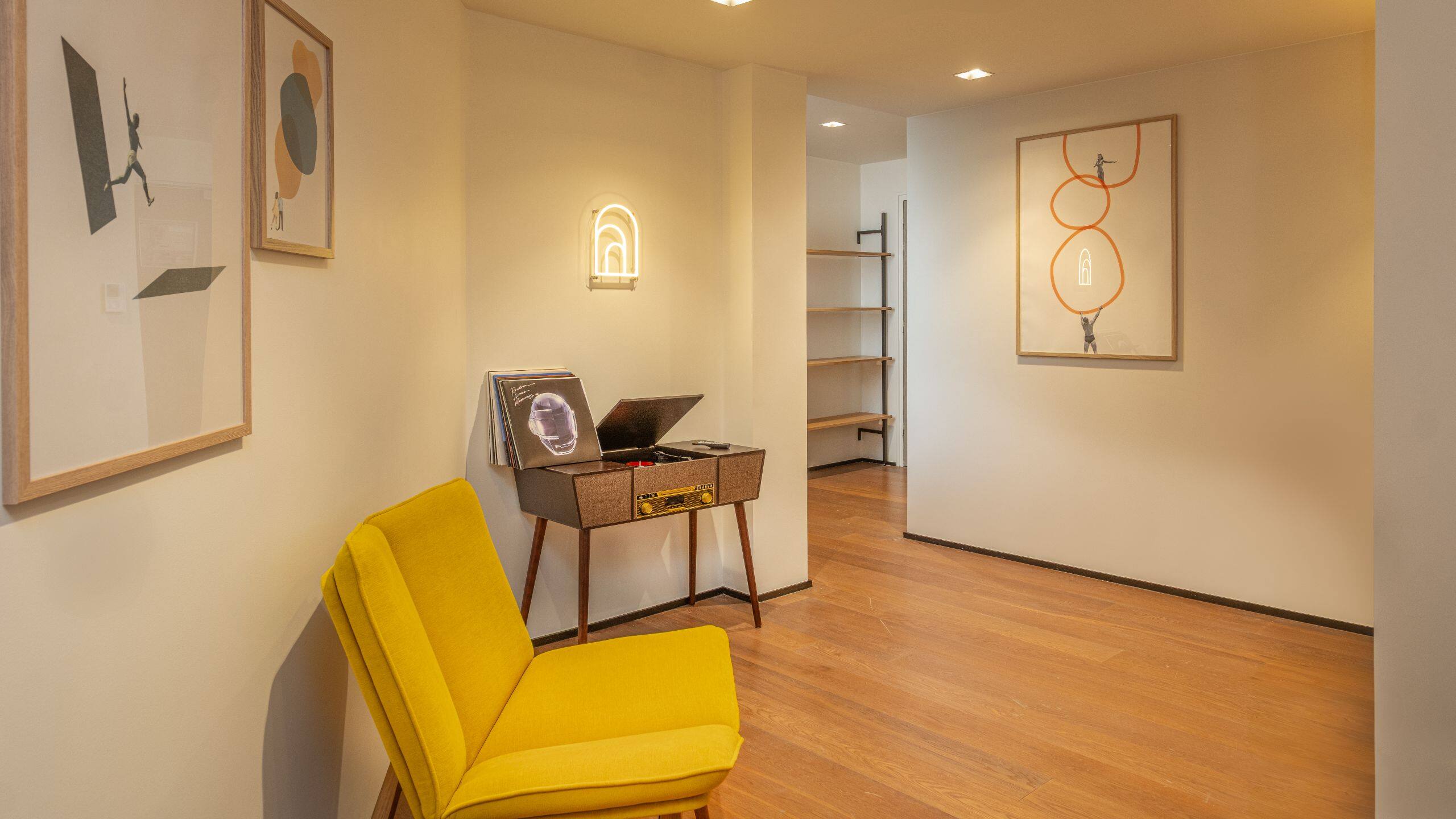 6 de 7 FirstName Toulouse Suite Yellow Chair