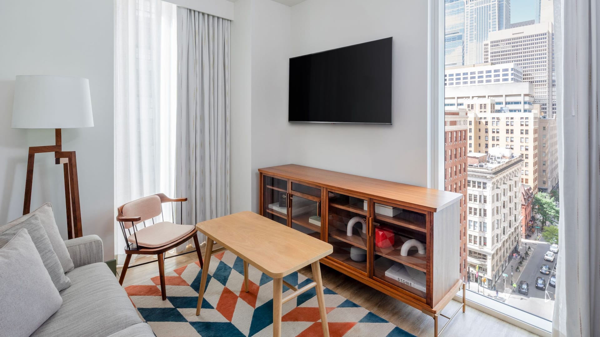 1 из 5 Hyatt Centric Center City Philadelphia Corner Suite Living Room
