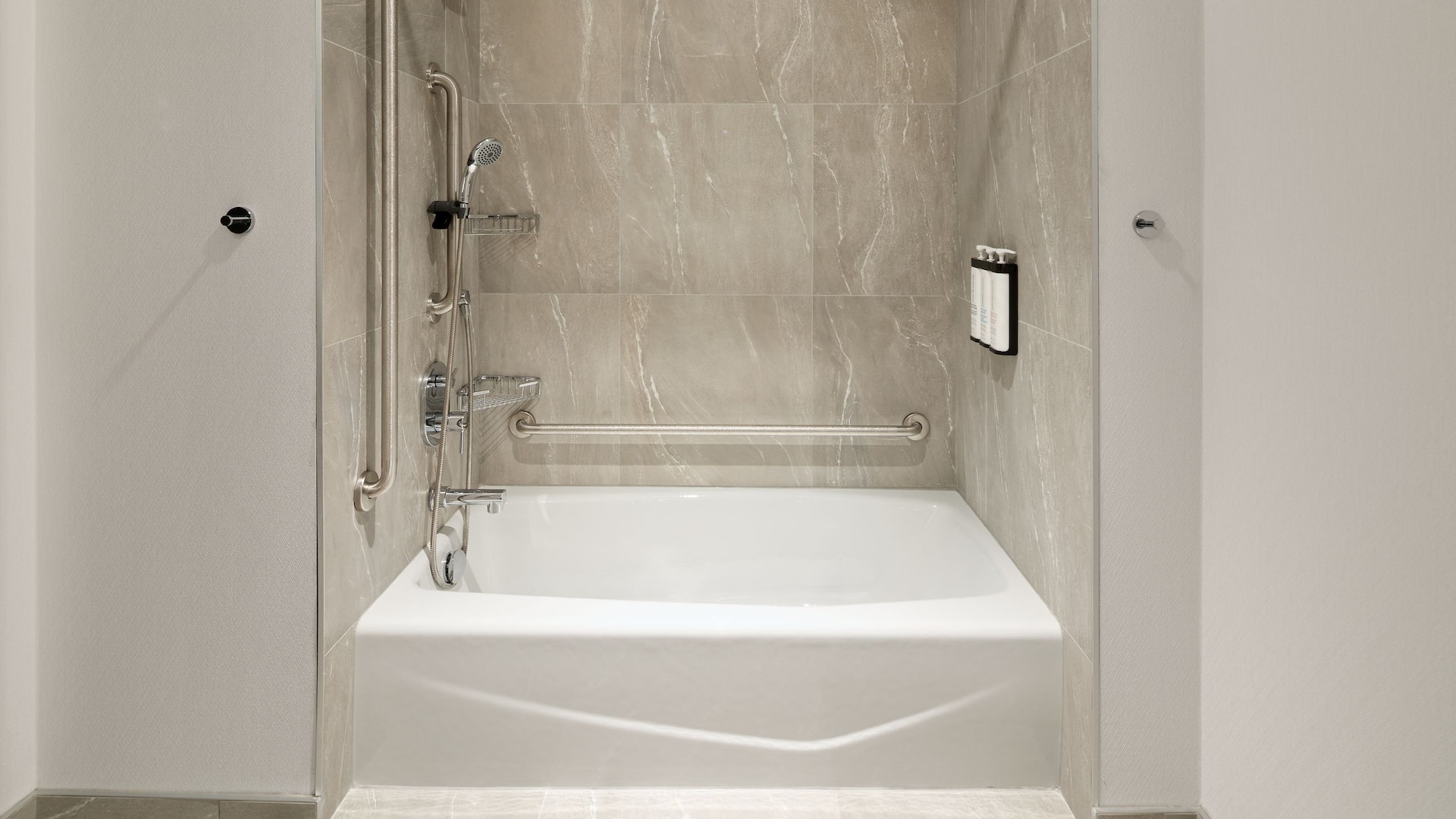 Hyatt Place Montreal Airport Bathroom Tub