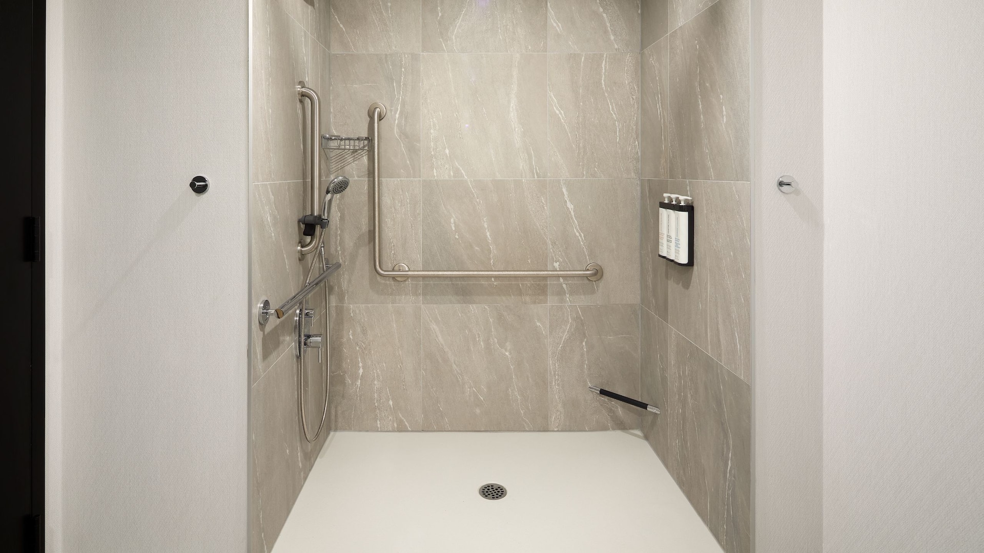 第 4，共 4 Hyatt Place Montreal Airport Accessible Shower