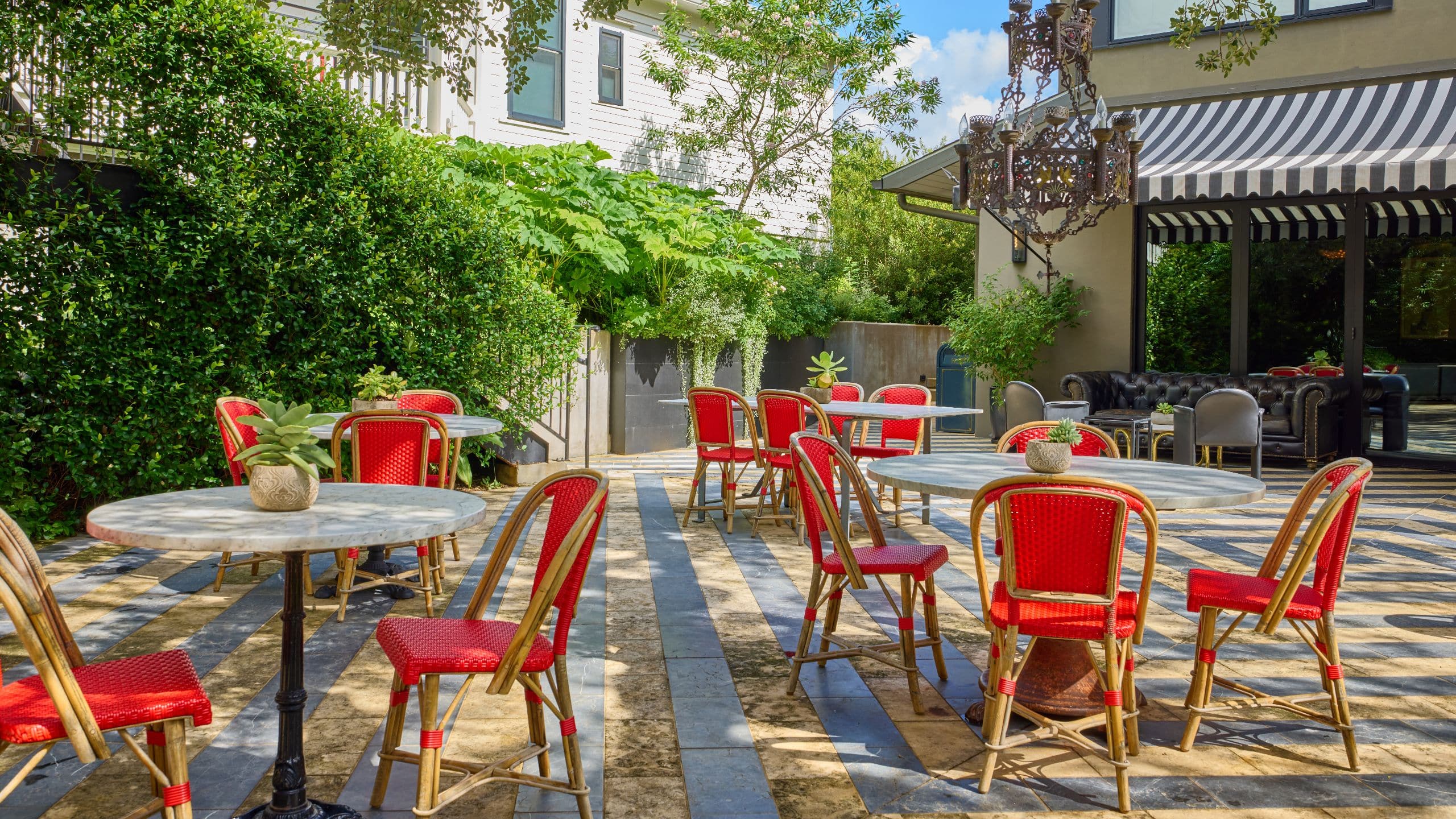 Hotel Saint Cecilia, Bunkhouse Hotels Courtyard Tables Wide