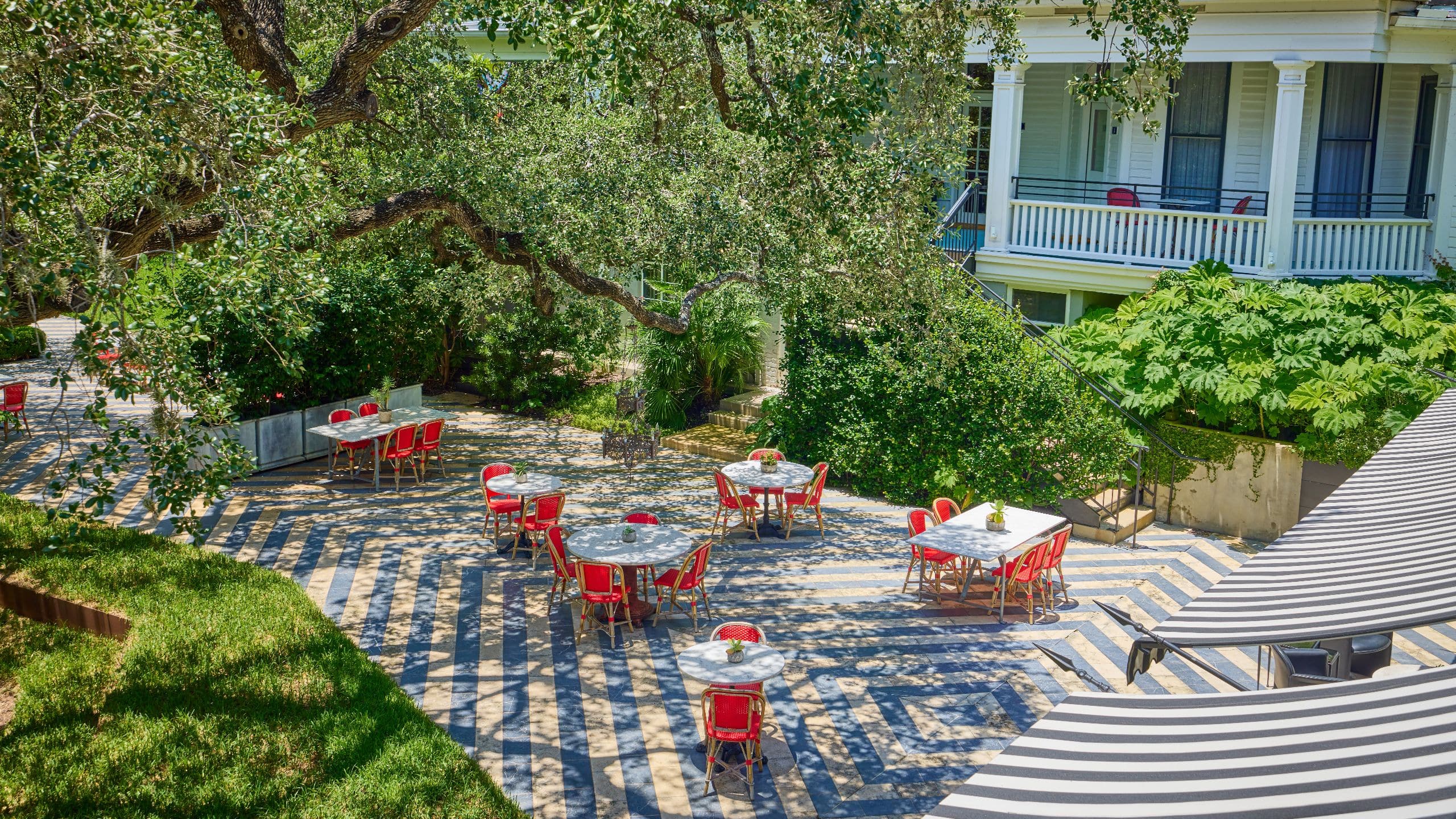 Hotel Saint Cecilia, Bunkhouse Hotels Courtyard Tall