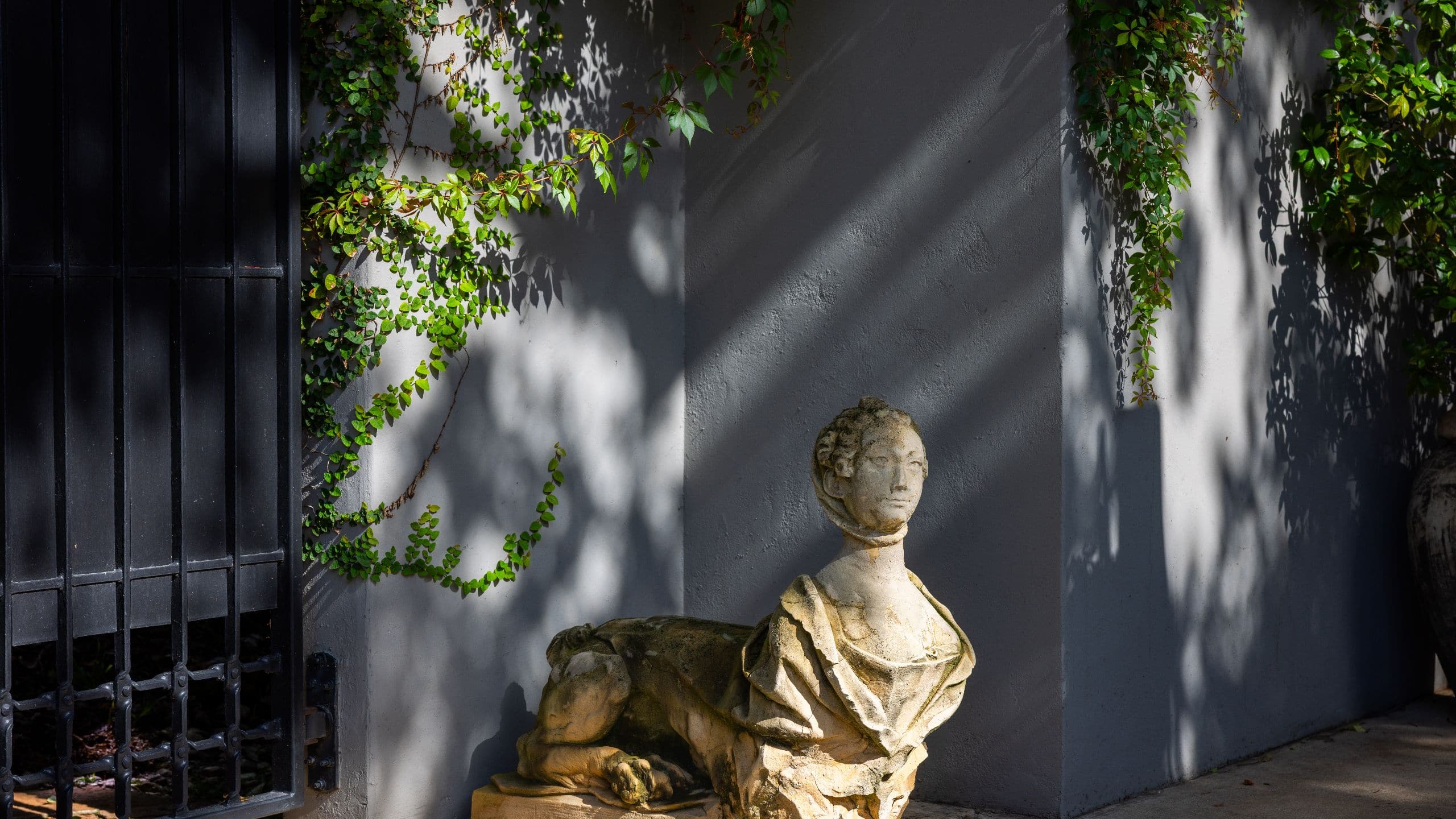 Hotel Saint Cecilia, Bunkhouse Hotels Pool Statue