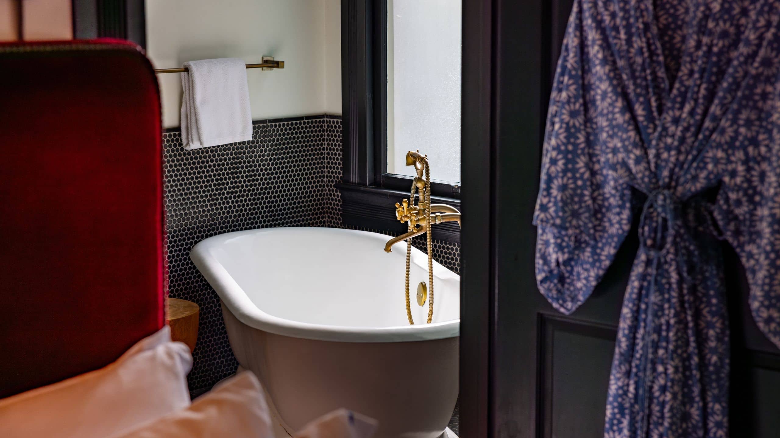 2 из 2 Hotel Saint Cecilia, Bunkhouse Hotels Suite Bathtub Close up