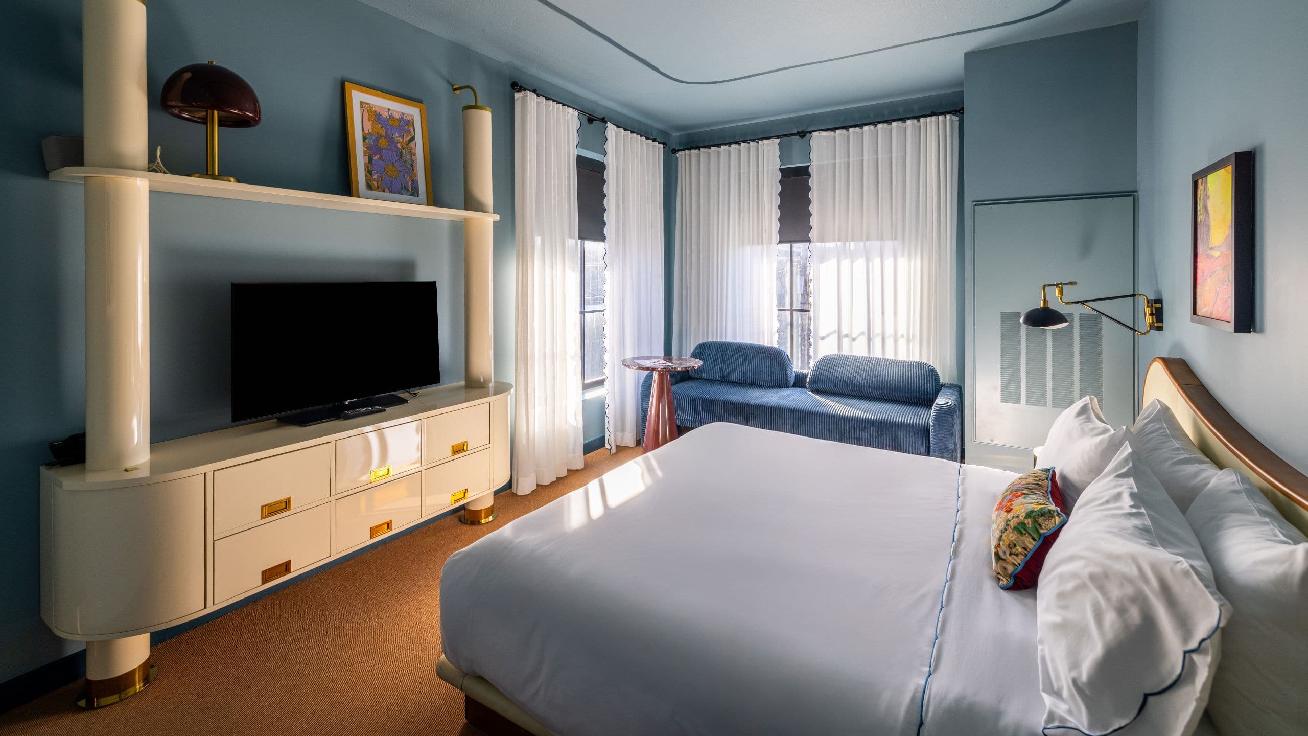 Hotel Genevieve One King Guestroom And Tv