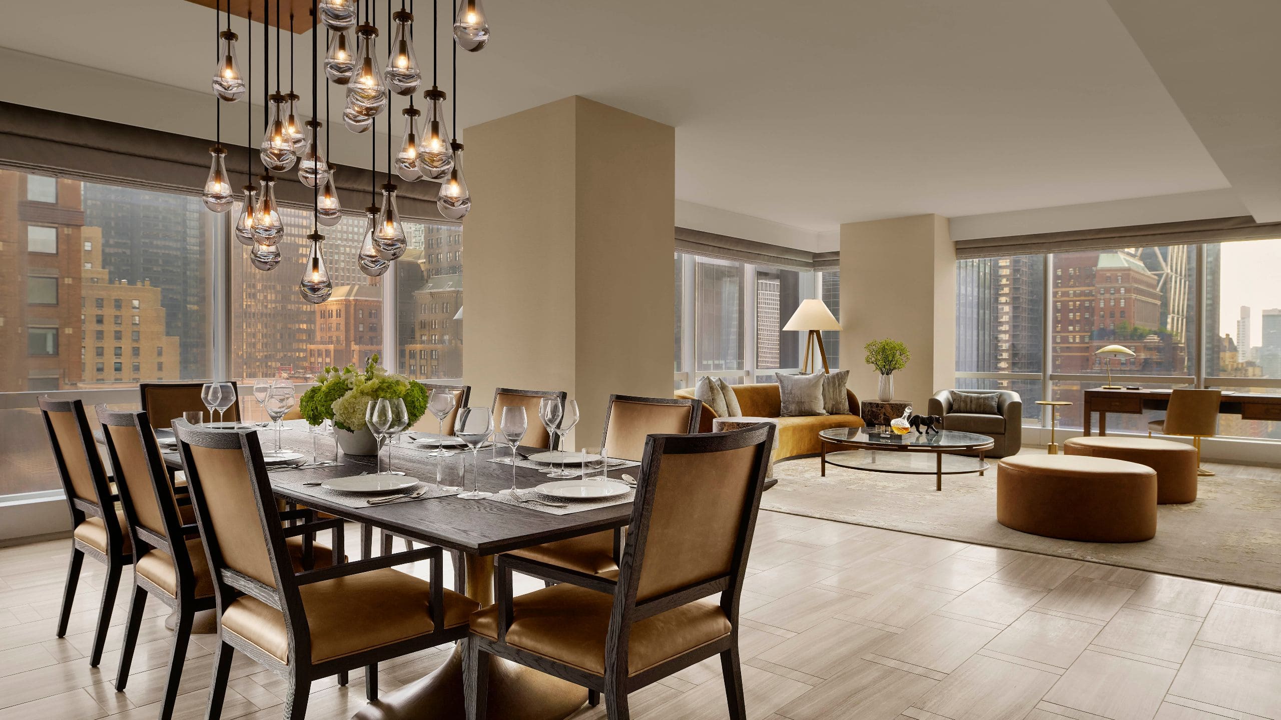 2 из 7 Open concept dining and living space with sweeping windows, modern furnishings, and skyline views