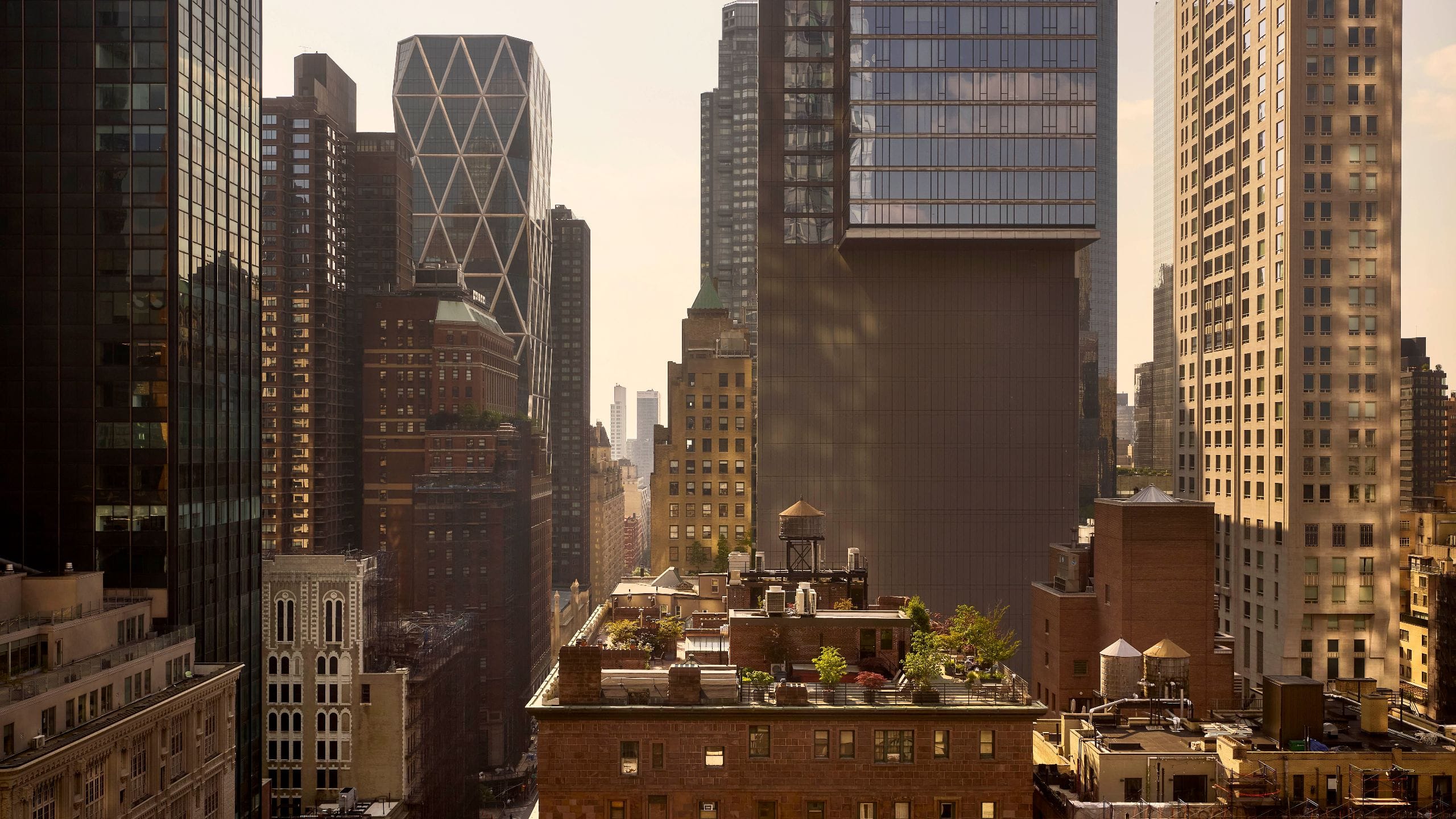 6 из 7 View of Midtown Manhattan featuring historic architecture and iconic skyscrapers at golden hour