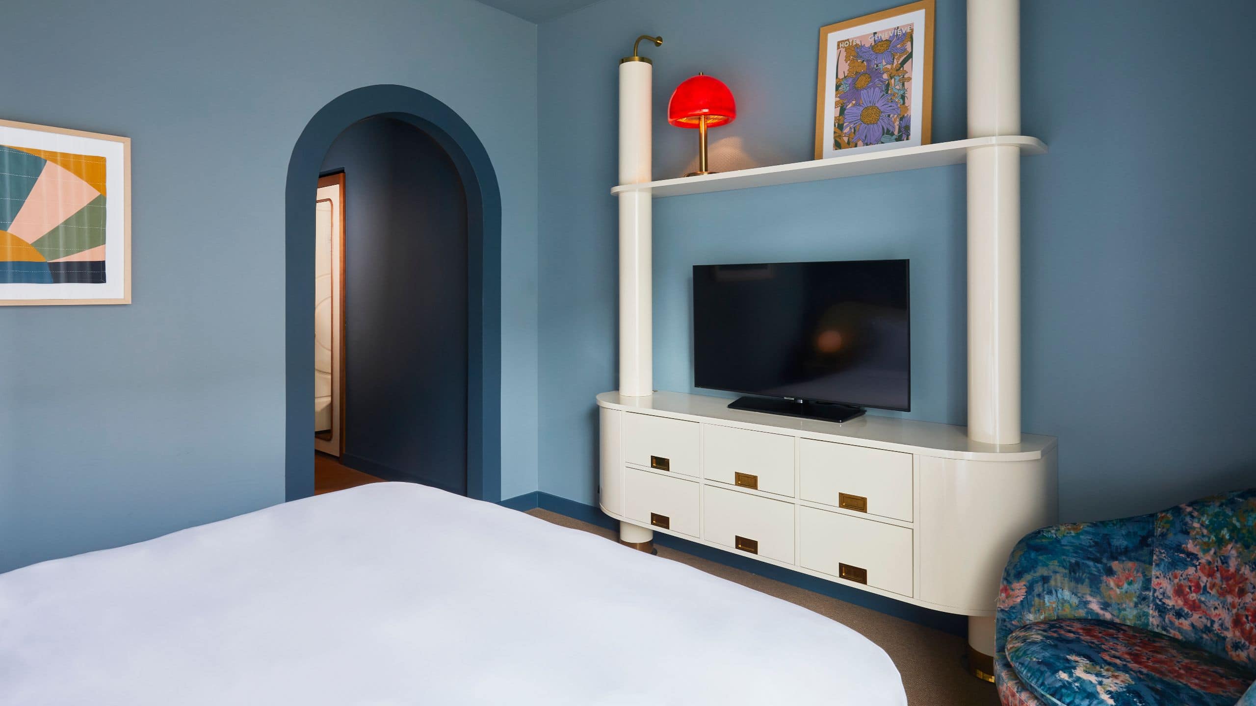 Hotel Genevieve King Guestroom And Entertainment Console