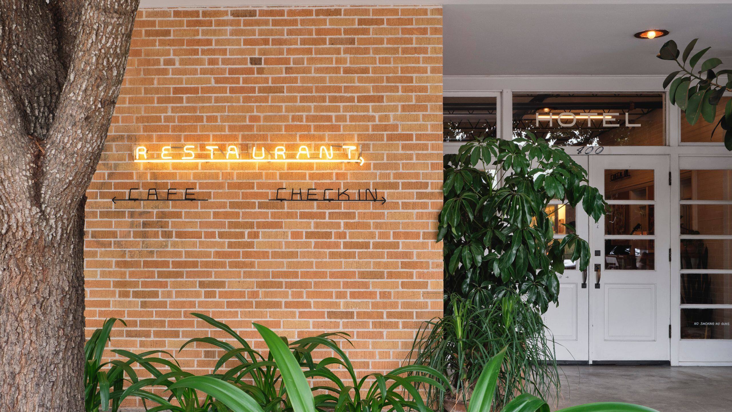 Carpenter Hotel, Bunkhouse Hotels Carpenter Exterior Neon