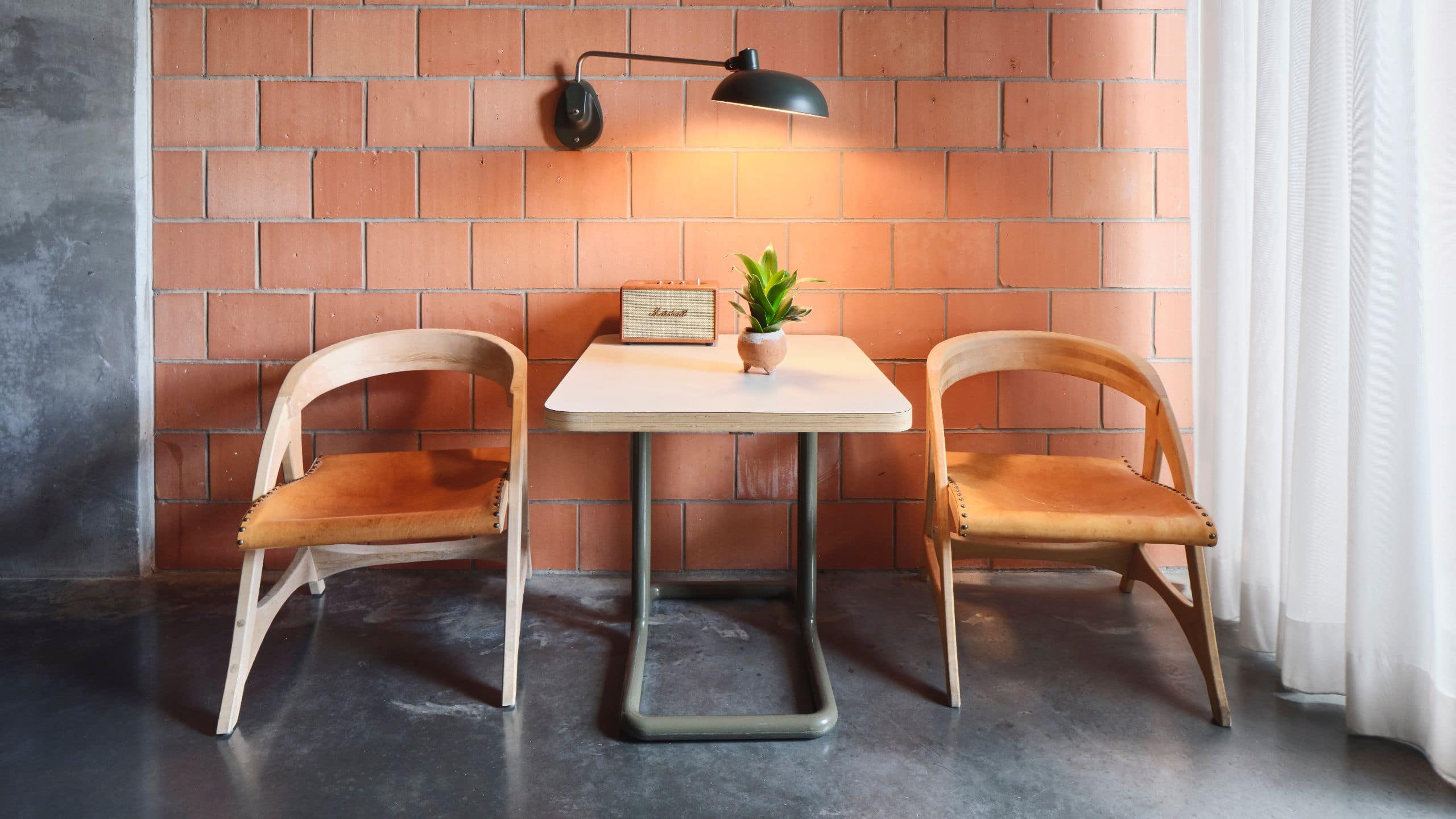 第 4，共 4 Carpenter Hotel, Bunkhouse Hotels Simple Queen Table