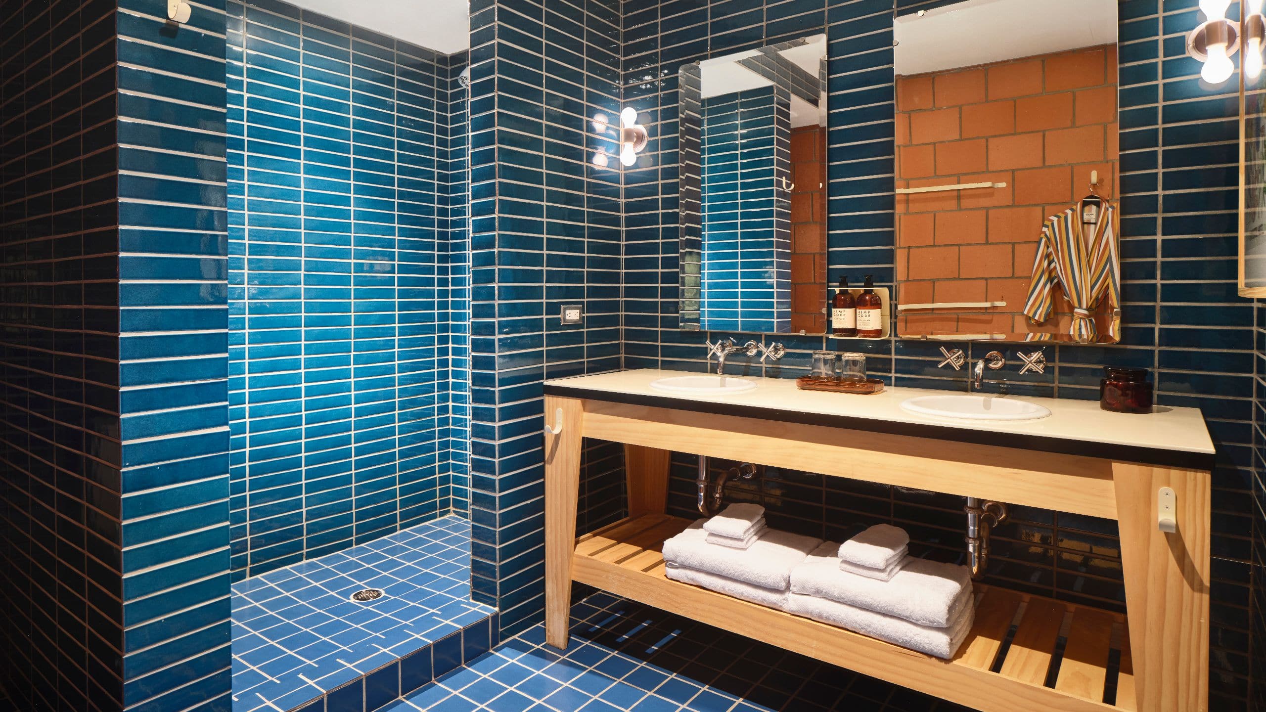 第 3，共 4 Carpenter Hotel, Bunkhouse Hotels Standard Double Bathroom