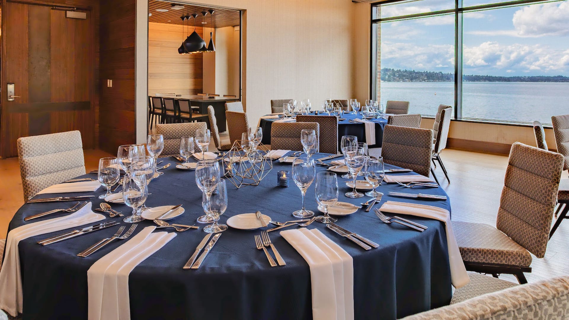 Hyatt Regency Lake Washington at Seattle's Southport Lakeside Lounge U-shape Curtain