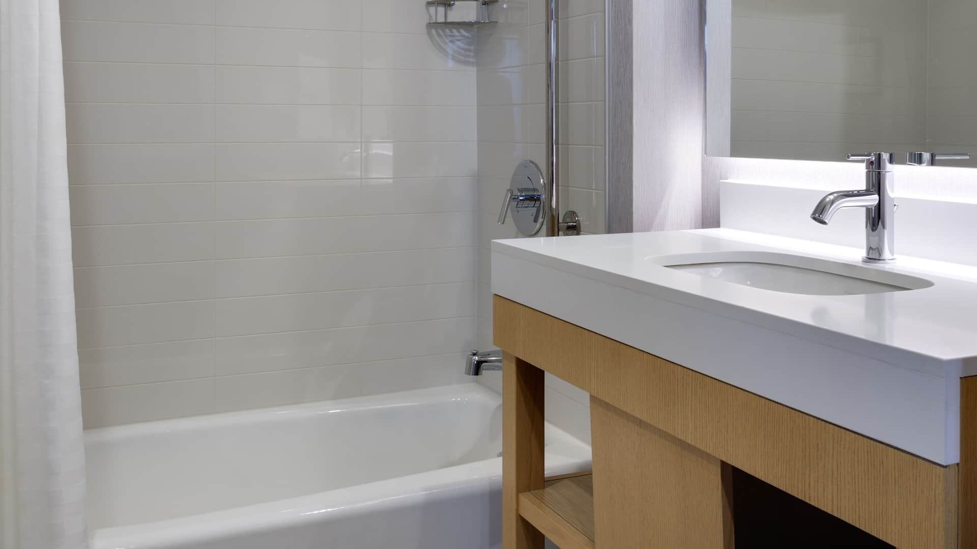 3 de 3 Hyatt Place Boston / Seaport District Accessible Tub