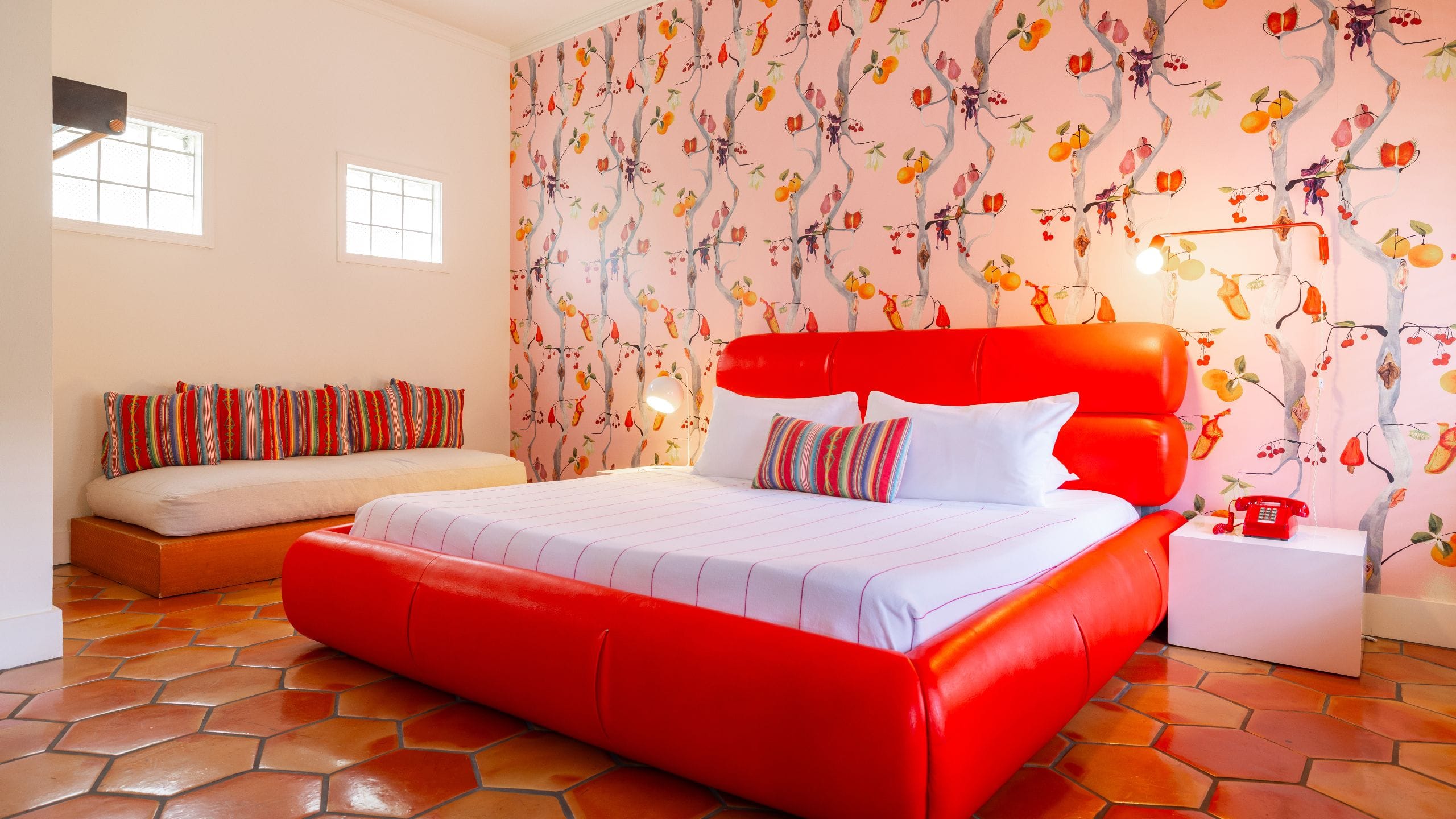 第 3，共 4 Austin Motel, Bunkhouse Hotels Deluxe King Bed Seating Area Lights On