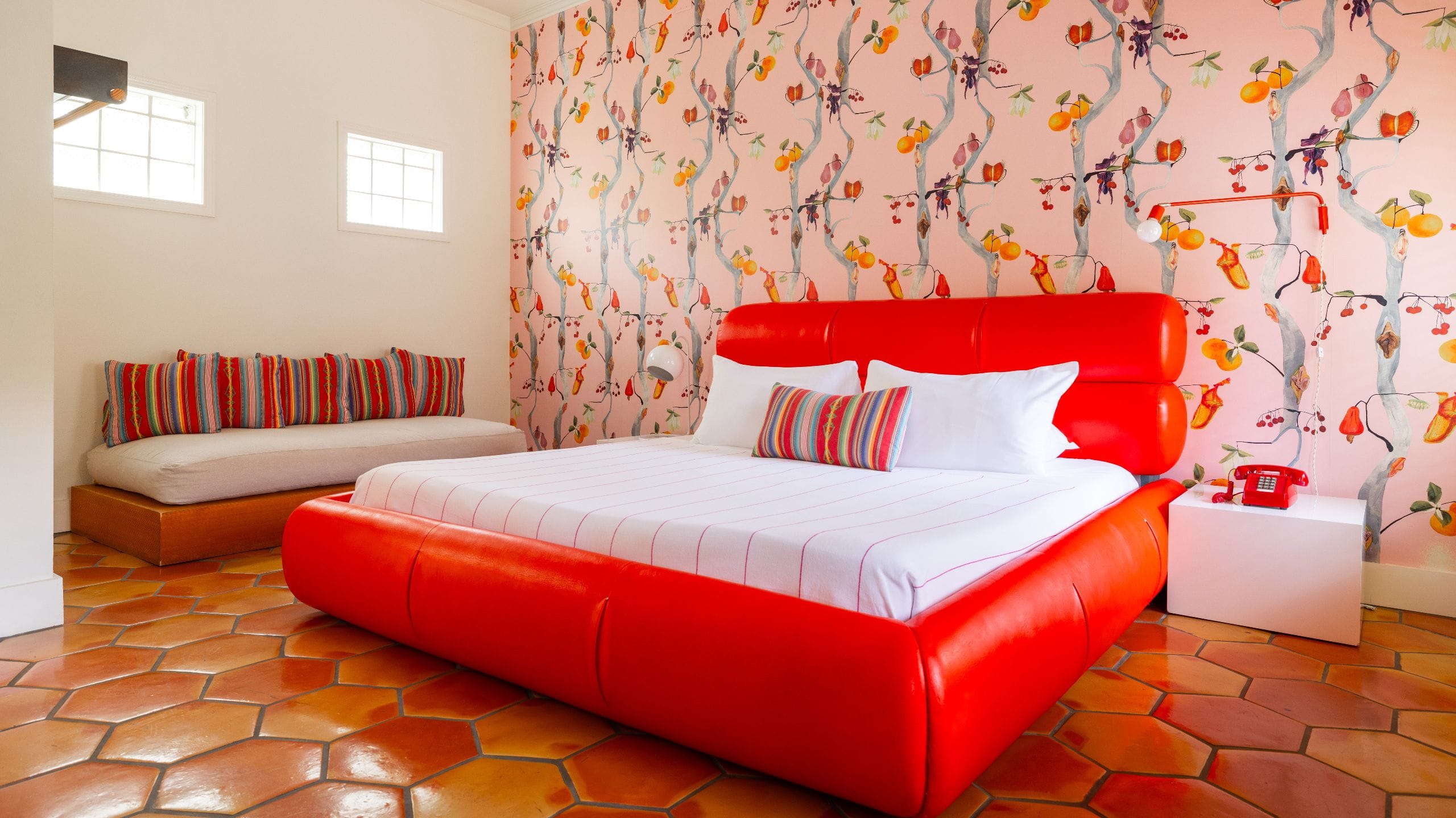 Austin Motel, Bunkhouse Hotels Deluxe King Bed Seating Area