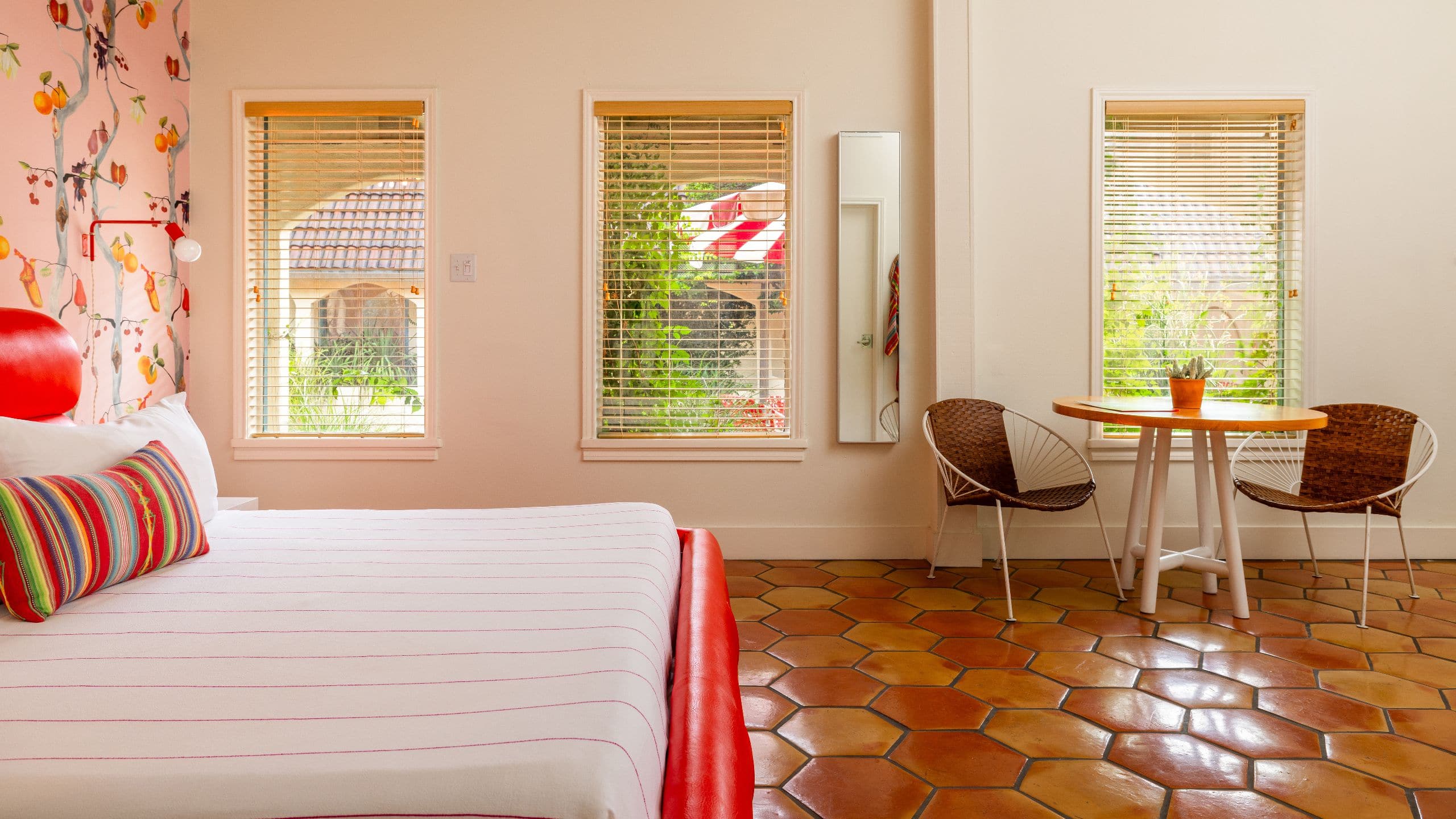 第 4，共 4 Austin Motel, Bunkhouse Hotels Deluxe King Table Chairs With Bed Darker