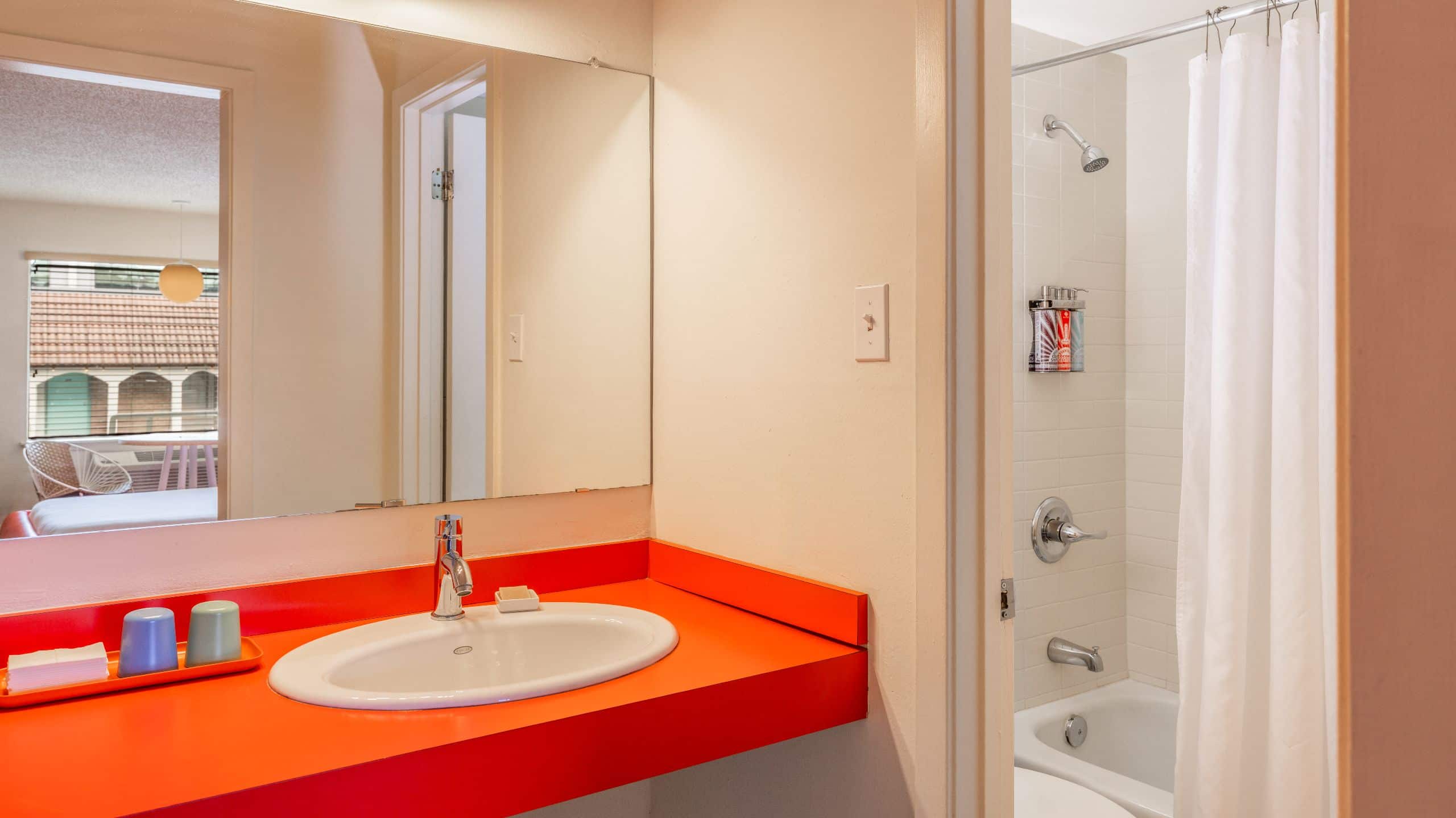 第 4，共 4 Austin Motel, Bunkhouse Hotels Double Queen Bathroom